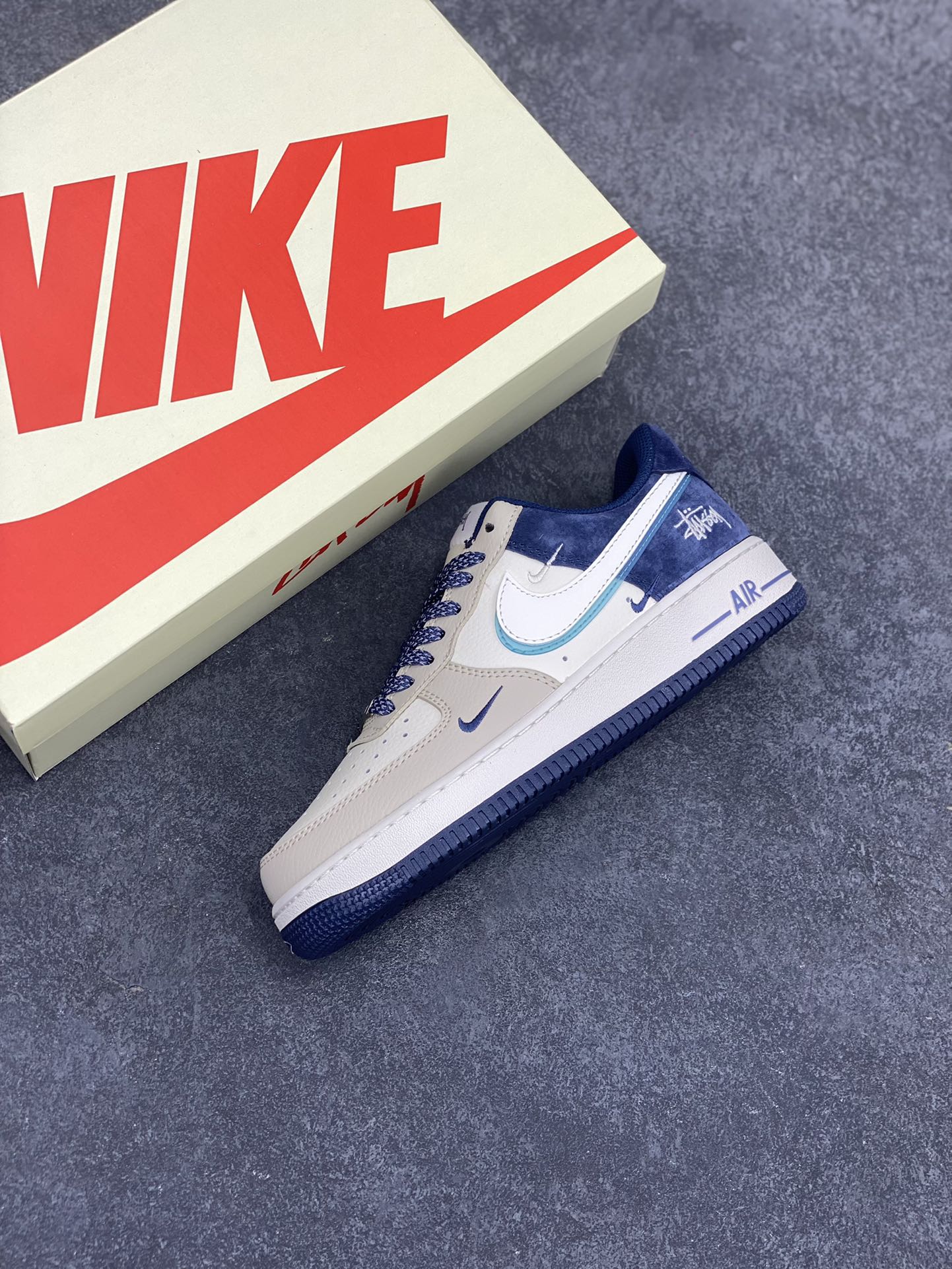 图片[7]-NIke Air Force 1 \’07 Low “斯图西联名–青白透明勾”空军一号 低帮 运动鞋 休闲鞋 折边针车 工艺难度大 原楦头原纸板 原装鞋盒 定制五金配件 内置全掌气垫 原厂鞋底 货号：DM6688-055 尺码：36 36.5 37.5 38 38.5 39 40 40.5 41 42 42.5 43 44 44.5 45-选品中心