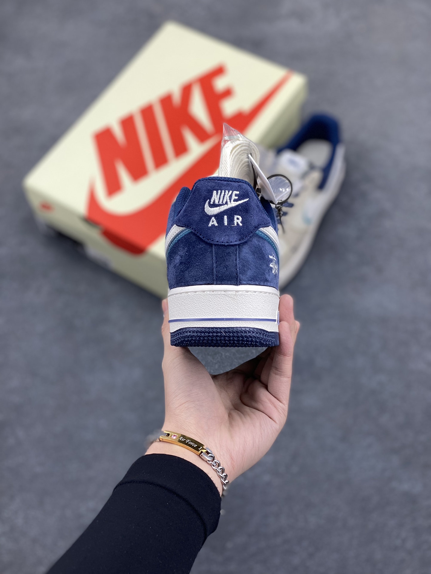 图片[4]-NIke Air Force 1 \’07 Low “斯图西联名–青白透明勾”空军一号 低帮 运动鞋 休闲鞋 折边针车 工艺难度大 原楦头原纸板 原装鞋盒 定制五金配件 内置全掌气垫 原厂鞋底 货号：DM6688-055 尺码：36 36.5 37.5 38 38.5 39 40 40.5 41 42 42.5 43 44 44.5 45-选品中心