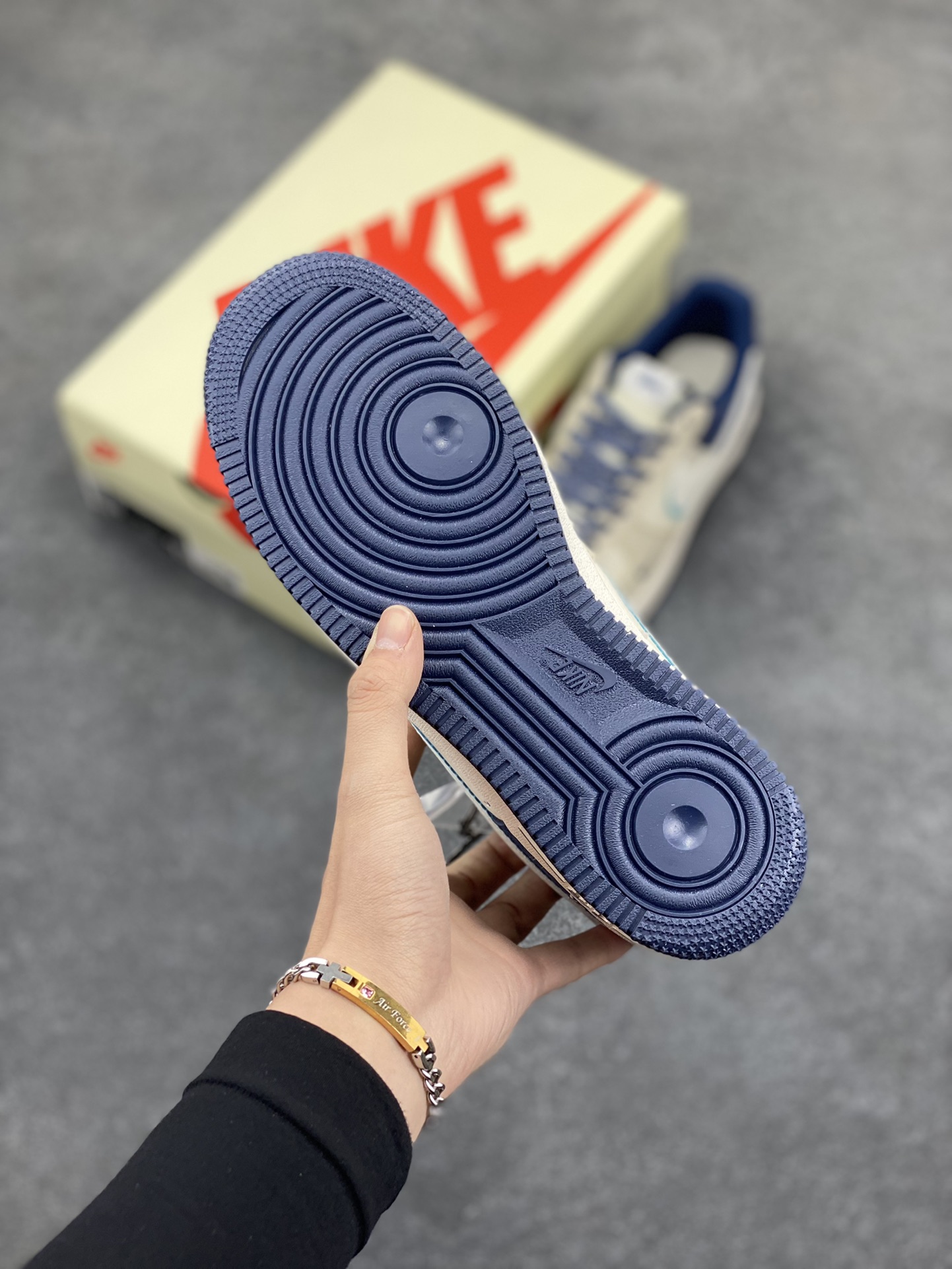 图片[5]-NIke Air Force 1 \’07 Low “斯图西联名–青白透明勾”空军一号 低帮 运动鞋 休闲鞋 折边针车 工艺难度大 原楦头原纸板 原装鞋盒 定制五金配件 内置全掌气垫 原厂鞋底 货号：DM6688-055 尺码：36 36.5 37.5 38 38.5 39 40 40.5 41 42 42.5 43 44 44.5 45-选品中心