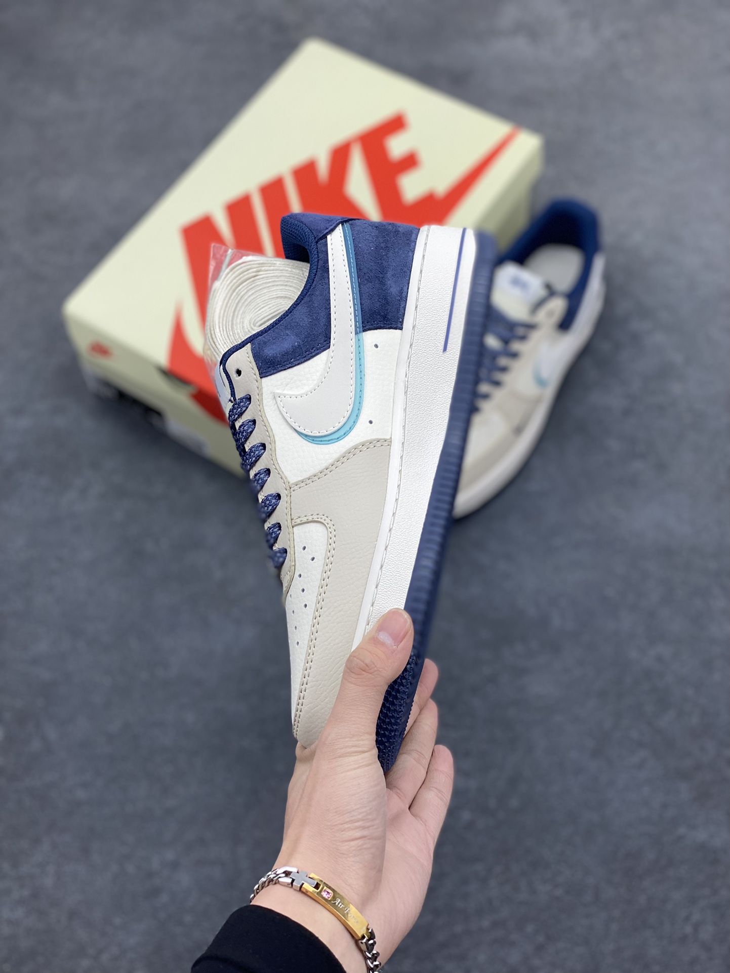 图片[3]-NIke Air Force 1 \’07 Low “斯图西联名–青白透明勾”空军一号 低帮 运动鞋 休闲鞋 折边针车 工艺难度大 原楦头原纸板 原装鞋盒 定制五金配件 内置全掌气垫 原厂鞋底 货号：DM6688-055 尺码：36 36.5 37.5 38 38.5 39 40 40.5 41 42 42.5 43 44 44.5 45-选品中心