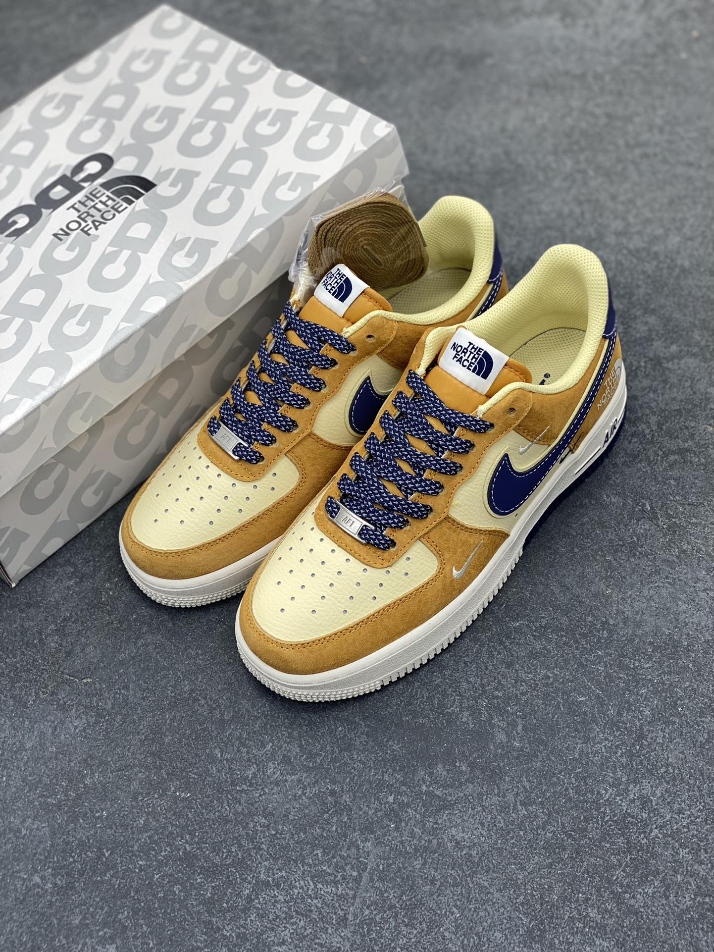 图片[8]-NIke Air Force 1 \’07 Low “北面联名–运动橙”空军一号 低帮 运动鞋 休闲鞋 折边针车 工艺难度大 原楦头原纸板 原装鞋盒 定制五金配件 内置全掌气垫 原厂鞋底 货号：DM6688-053 尺码：36 36.5 37.5 38 38.5 39 40 40.5 41 42 42.5 43 44 44.5 45-选品中心
