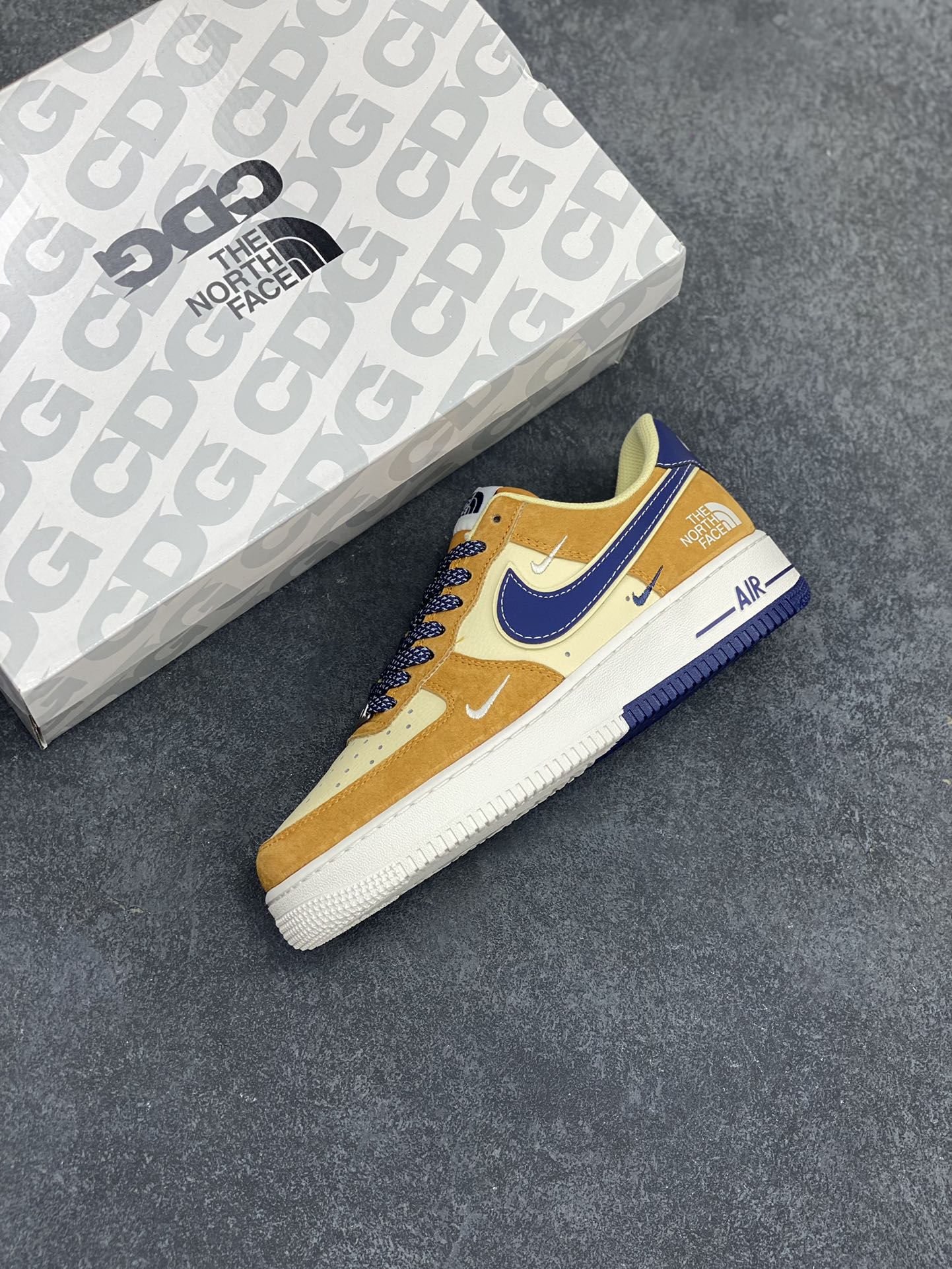 图片[7]-NIke Air Force 1 \’07 Low “北面联名–运动橙”空军一号 低帮 运动鞋 休闲鞋 折边针车 工艺难度大 原楦头原纸板 原装鞋盒 定制五金配件 内置全掌气垫 原厂鞋底 货号：DM6688-053 尺码：36 36.5 37.5 38 38.5 39 40 40.5 41 42 42.5 43 44 44.5 45-选品中心