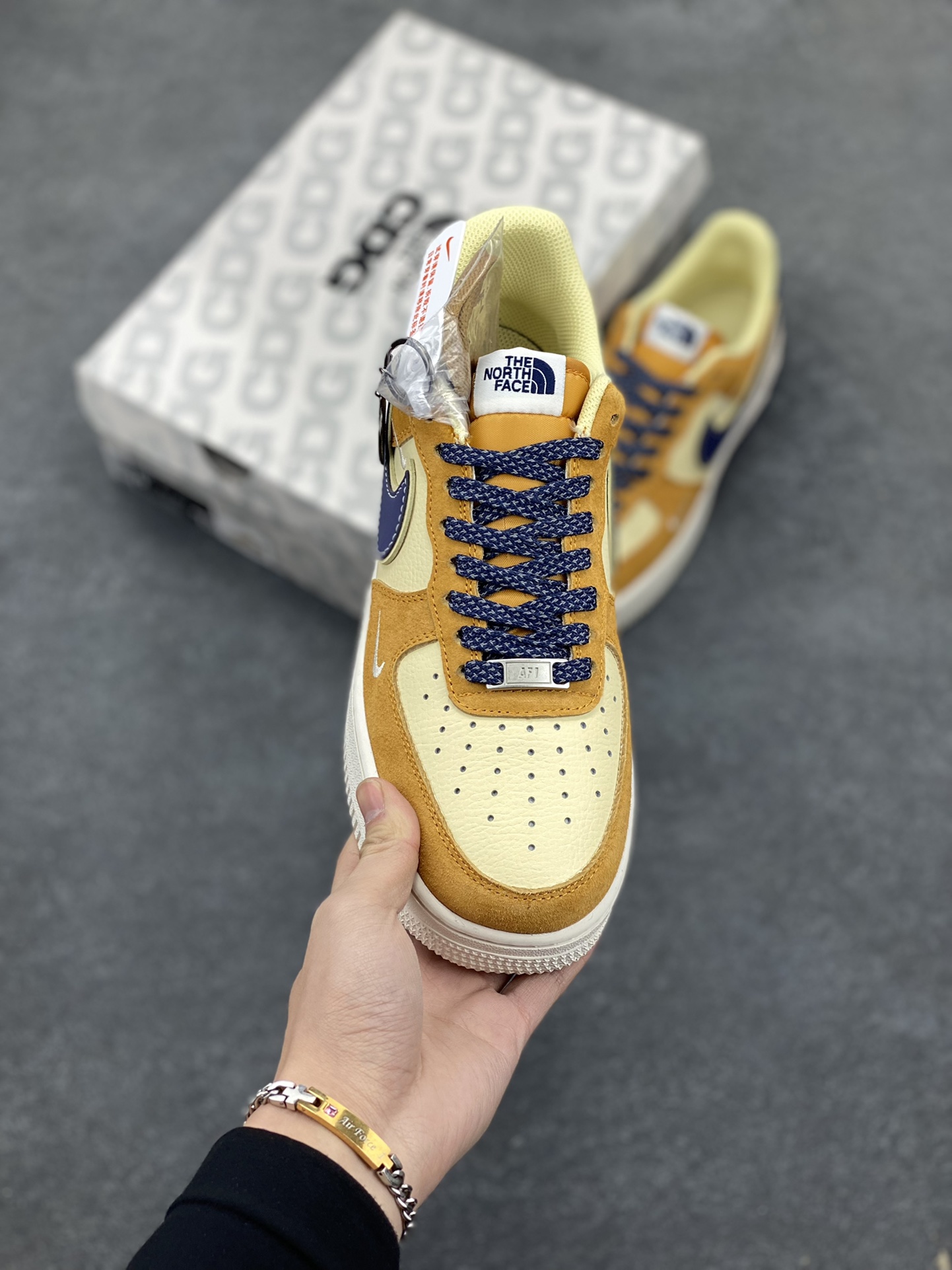 图片[2]-NIke Air Force 1 \’07 Low “北面联名–运动橙”空军一号 低帮 运动鞋 休闲鞋 折边针车 工艺难度大 原楦头原纸板 原装鞋盒 定制五金配件 内置全掌气垫 原厂鞋底 货号：DM6688-053 尺码：36 36.5 37.5 38 38.5 39 40 40.5 41 42 42.5 43 44 44.5 45-选品中心