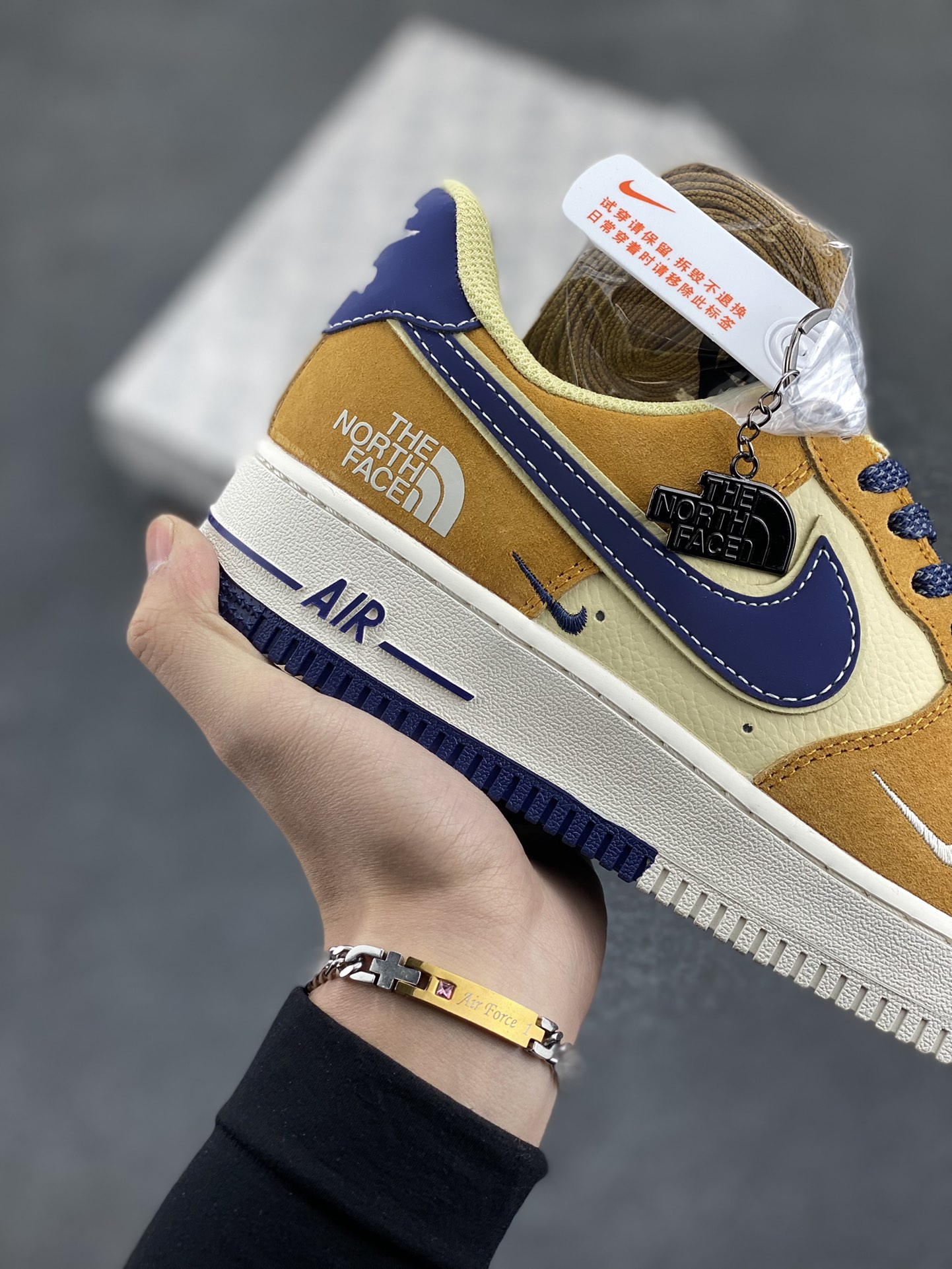 图片[6]-NIke Air Force 1 \’07 Low “北面联名–运动橙”空军一号 低帮 运动鞋 休闲鞋 折边针车 工艺难度大 原楦头原纸板 原装鞋盒 定制五金配件 内置全掌气垫 原厂鞋底 货号：DM6688-053 尺码：36 36.5 37.5 38 38.5 39 40 40.5 41 42 42.5 43 44 44.5 45-选品中心