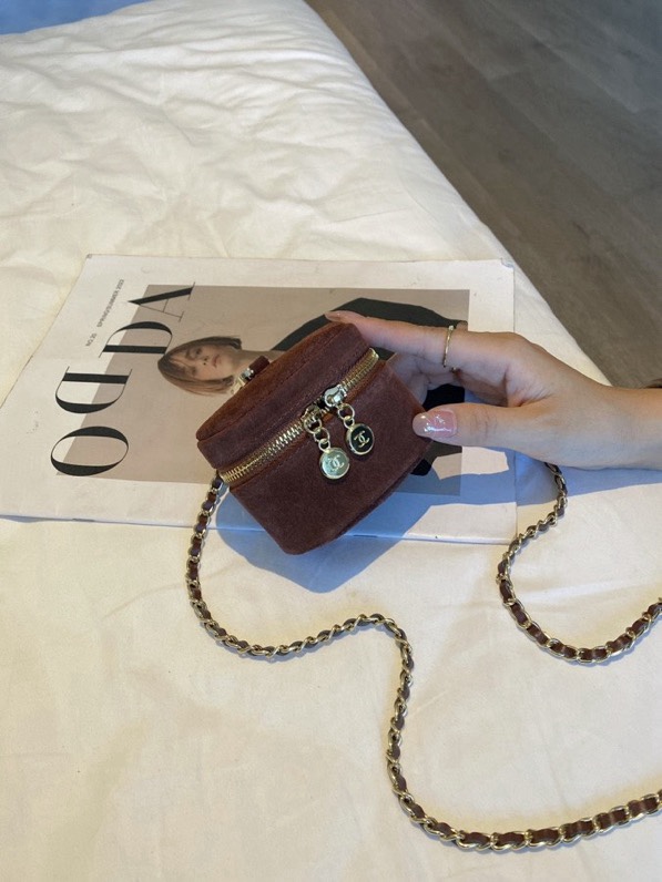 Elegante Mini Bolso Chanel con Cadena - Perfecto para Auriculares y Más