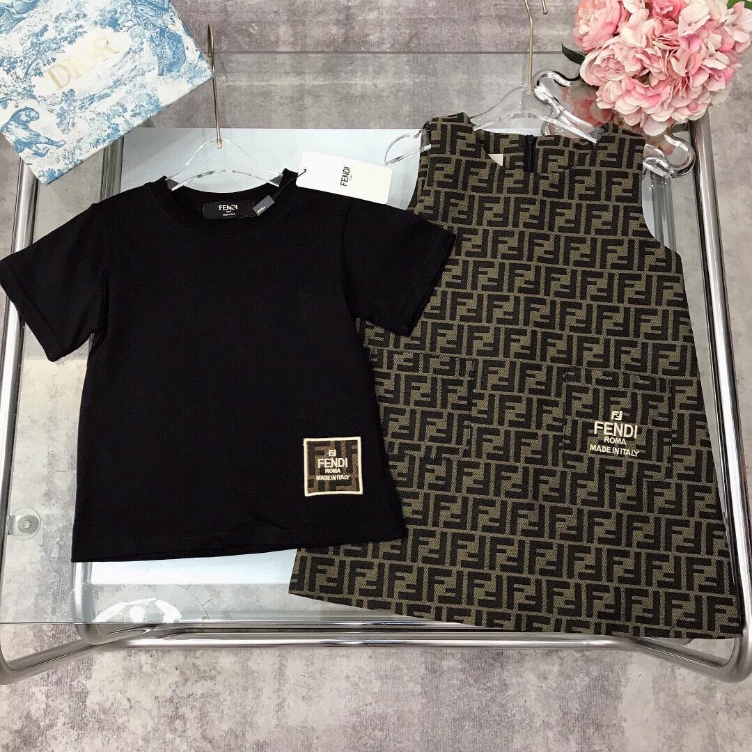 NO:210248,[Spot delivery] FEND* Limited series ~ New two-piece set [Denim vest skirt short sleeves] Vest skirt jacquard logo denim fabric material with solid color short sleeves exquisite embroidered LOGO logo The whole set is simple and generous style high-end fashionable style The upper body effect is very good Color black white Size--120-130-140-150 [CM] Requires counter packaging, clothes, fendi, skirts, T-shirt,19860909【现货发】  FEND* 限定系列～ 新品两件套【牛仔背心裙短袖】背心裙提花logo牛仔面料材质搭配纯色短袖 精致刺绣LOGO标志 整套简单大方款式 高级时髦款 上身效果非常好 颜色黑色 白色 尺码--120-130-140-150【CM】 需要专柜包装元,衣服,fendi,skirts,T-shirt,,Children's