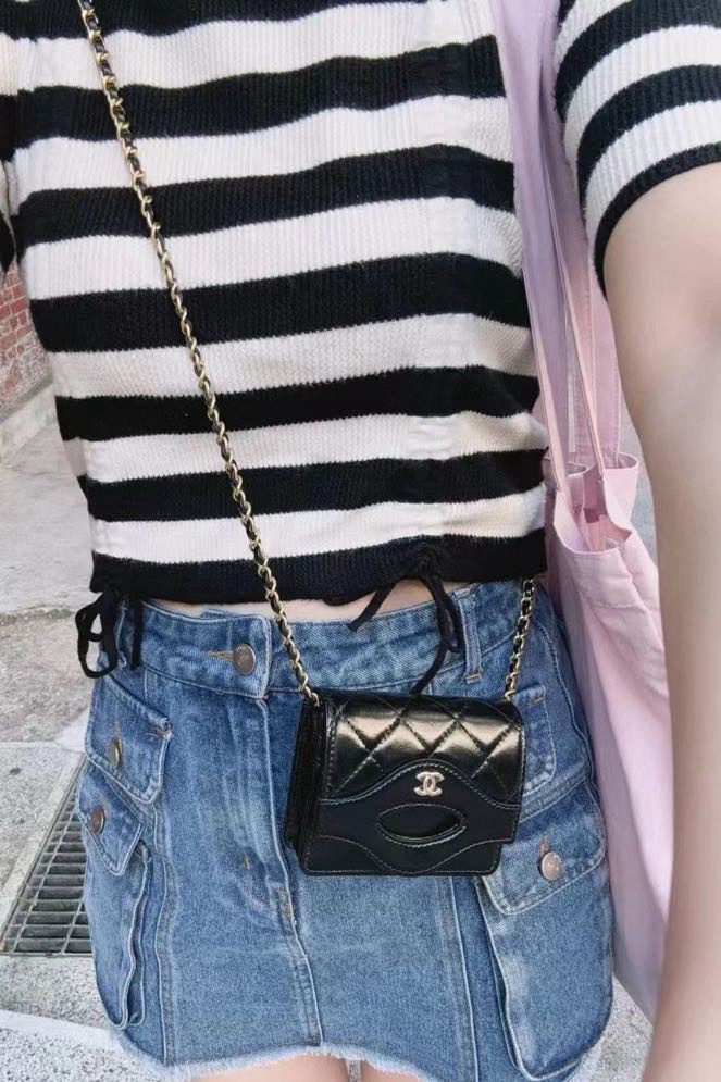 Elegante Bolso Tarjetero de Cuero Chanel con Cadena para Mujer