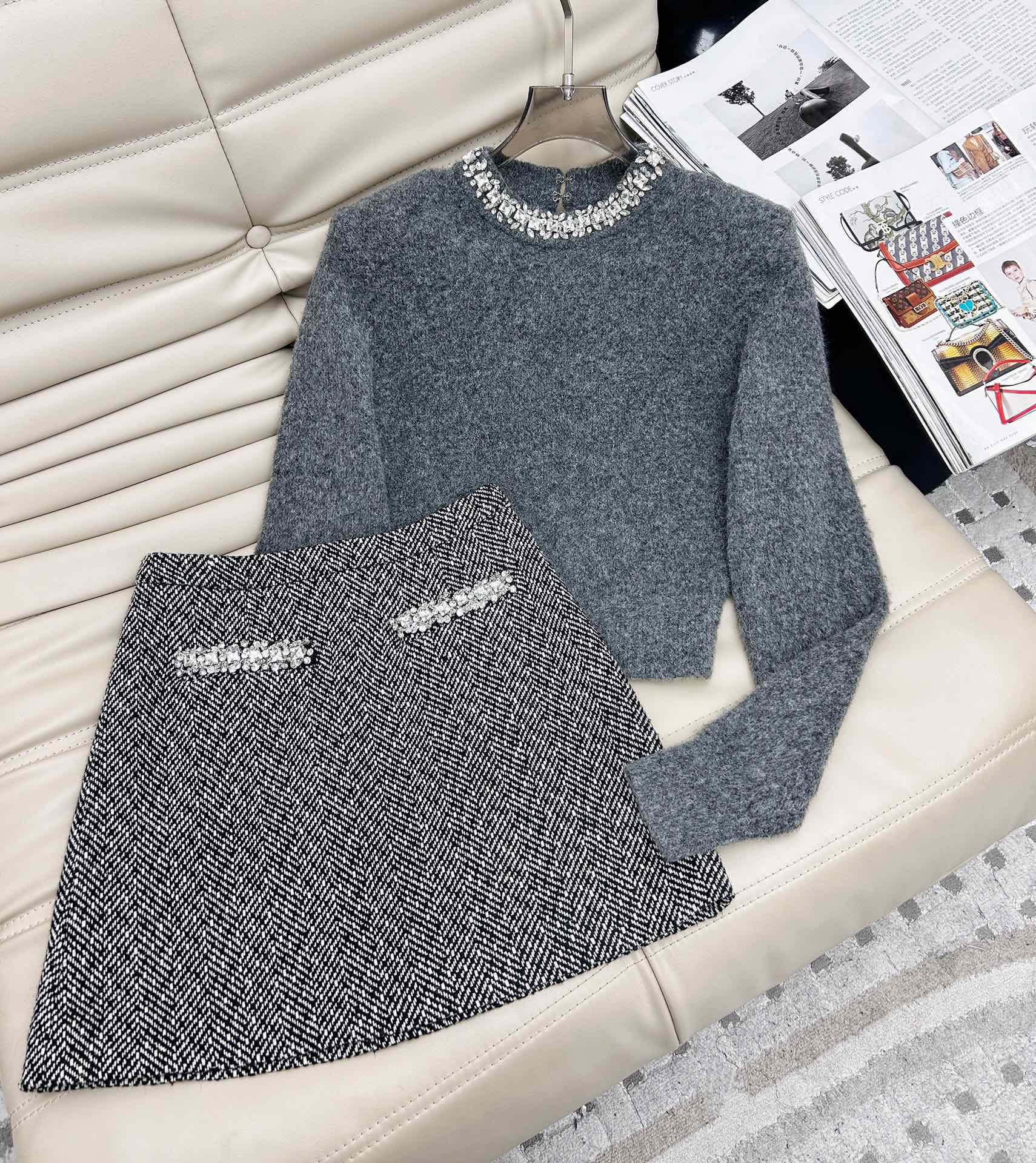 NO:298843,Exclusive new product for tops and skirts, with a celebrity style outfit!  Heavy nail drill neck silhouette knit top skirt!  Thick and comfortable texture!  The heavy handmade nail drill design is luxurious and noble, and the temperament of the celebrity reduces age and is elegant and sweet!  The original customized classic style is versatile and not picky about the beauty of others!  The quality of workmanship depends on the details!  SML.,,skirts,alexander wang19860909上衣半裙独家首发新品,名媛风穿搭！重磅钉钻领廓形针织上衣半身裙！质感厚实舒适！重手工钉钻设计奢华高贵,名媛气质减龄优雅不失甜美！原版定制经典版型百搭不挑人上身美的不要不要的！做工品质看细节！码数SML.,,skirts,alexander wang,Women's clothing