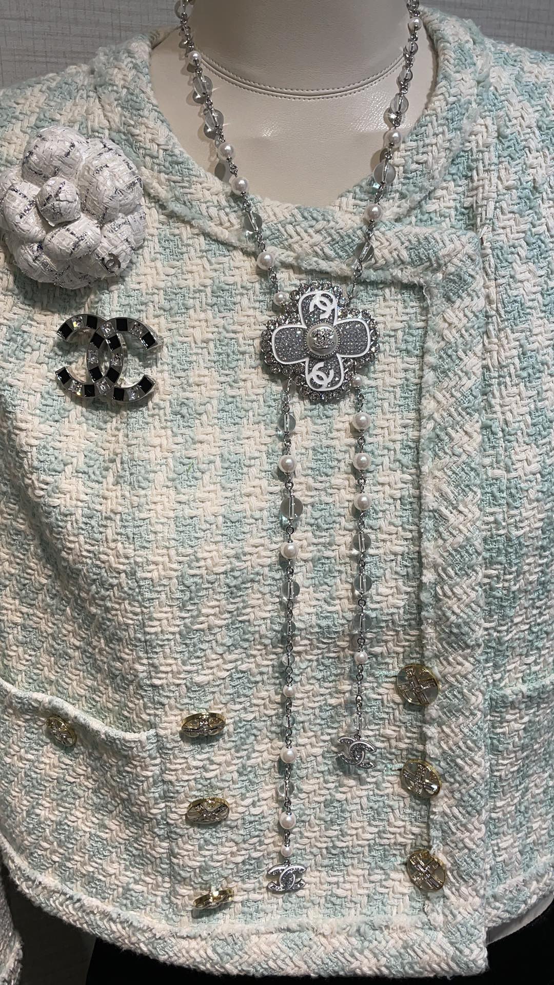 NO:631395,88400, Today's new sweater chain 25C new white enamel double C rhinestone four-leaf clover double chain pearl necklace sweater chain White enamel double C embellished with diamond lace four-leaf clover Chain double pendant design with transparent beads1986090988400,今日新品毛衣链 25C新款白色珐琅双C水钻四叶草双链条珍珠项链毛衣链 白色珐琅双C点缀满钻花边四叶草 搭配透明珠x珍珠的链条双吊坠设计 细节做工超级精致 非常有富家千金气质 z一致黄铜材质,,sweaters,necklace,卡迪亚高端饰品,Jewelry