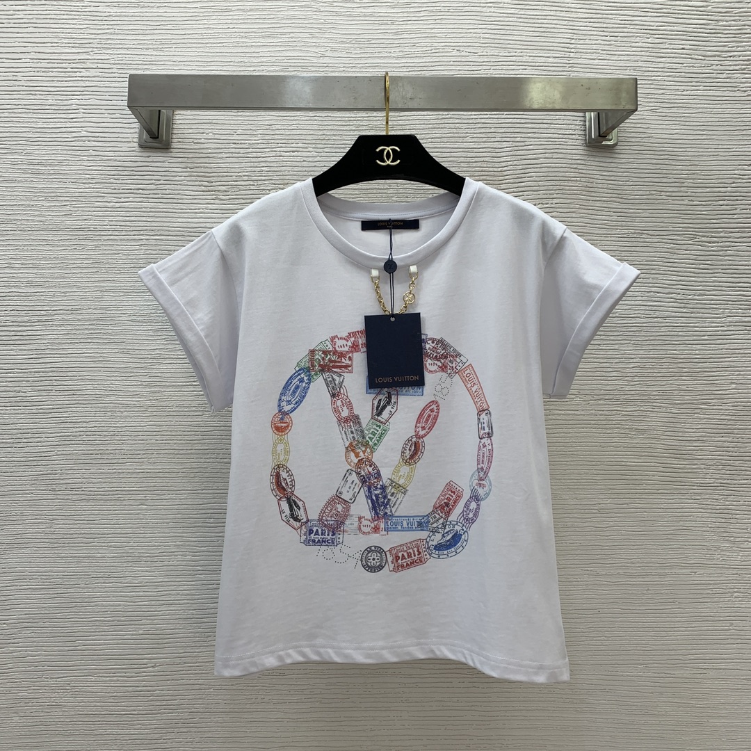 NO:316196,Model number G25011273 LOUIS*Dujia LV new model high-end customized pure cotton fabric!  Golden chain decorative colorful circle logo print loose fashionable flip short-sleeved T-shirt top!  White, (M size bust 96, sleeve length 9, clothing length 56, louis vuitton, louis vuitton, louis vuitton, louis vuitton, louis vuitton, T-shirt,tees, t-shirt,alexander wang19860909款号G25011273 LOUIS*驴家LV新款 高端定制纯棉面料！金色链条装饰七彩圆圈logo印花宽松时尚翻边短袖t恤上衣！白色,（M码胸围96,袖长9,衣长56,,louis vuitton,louis vuitton,louis vuitton,louis vuitton,T-shirt,tees，t-shirt,alexander wang,Women's clothing