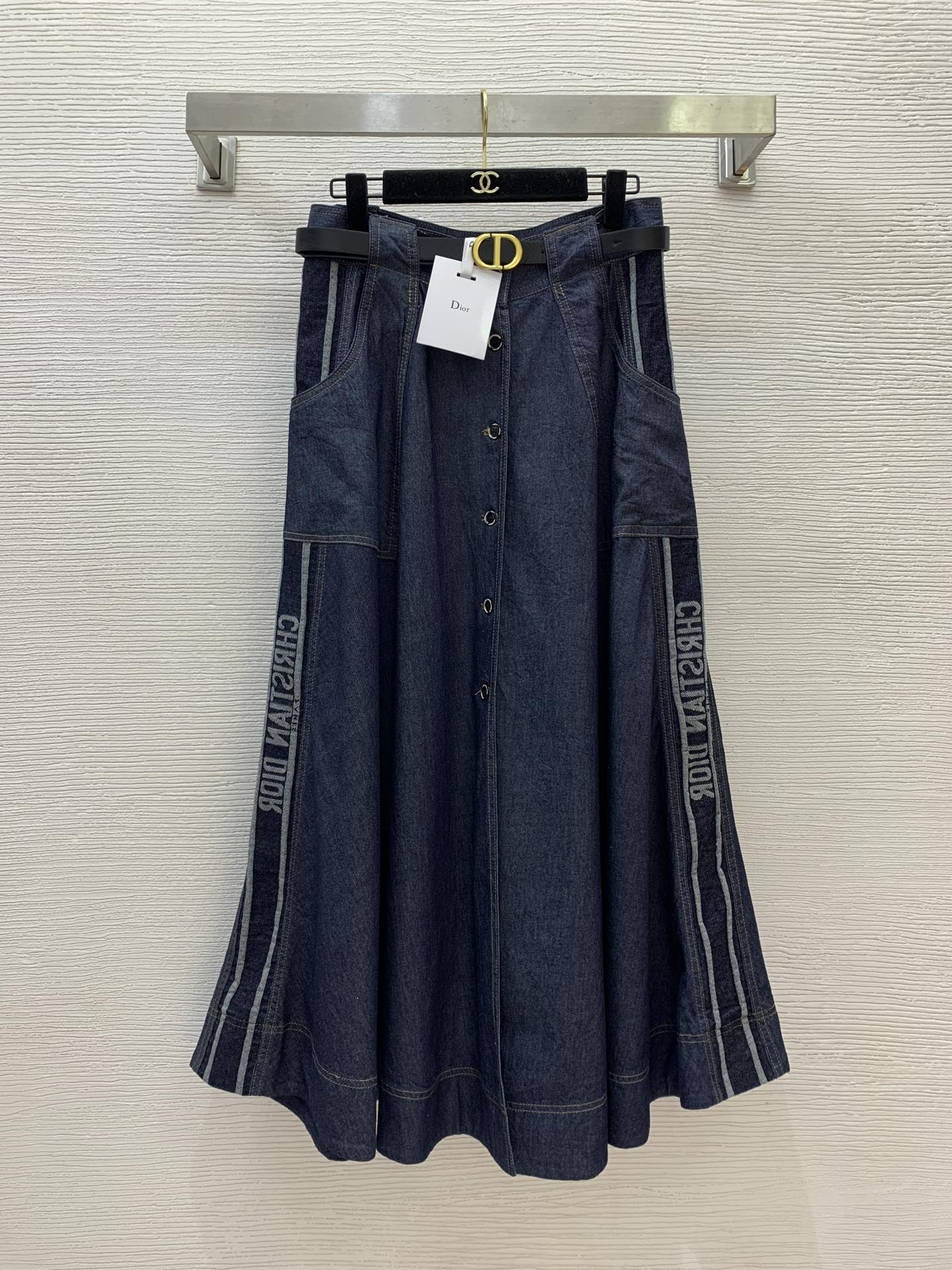 NO:314893,Model number D25011288 Dio* newest model, letter logo on both sides, jacquard decoration single-breasted front closure double pockets, high waist, large sway denim skirt CD belt!  (L size waist 76, skirt length 95), dior, skirt 95, alexander wang19860909款号D25011288 Dio*新款 两侧字母logo提花装饰单排扣前襟双口袋高腰大摆牛仔半身裙CD腰带！（L码腰围76,裙长95）,,dior,skirts,alexander wang,Women's clothing