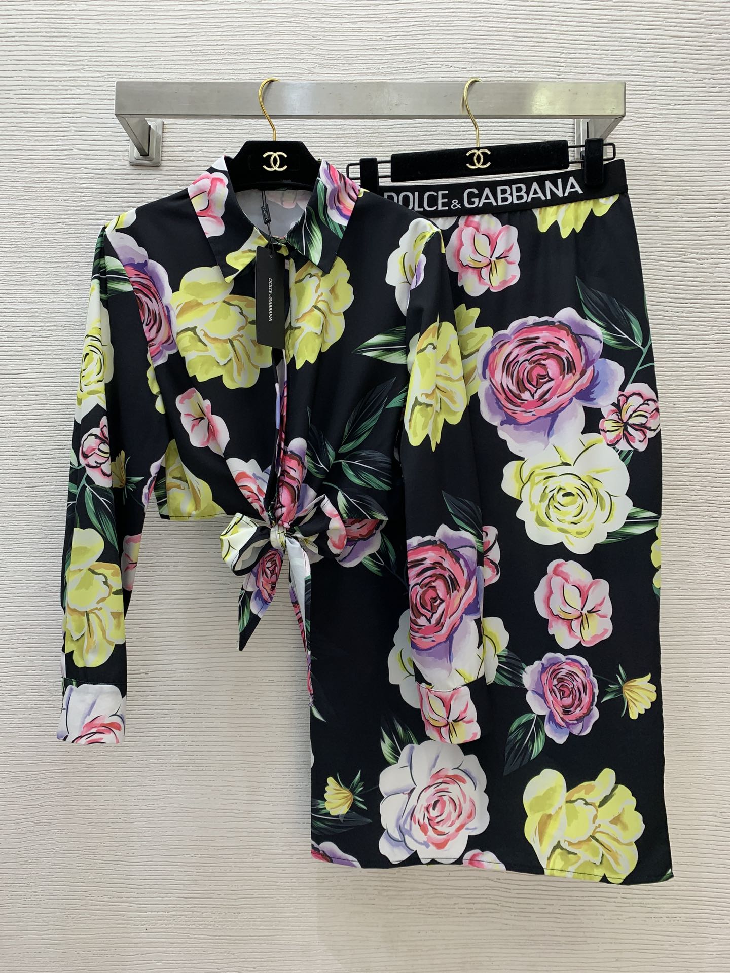NO:314292,Model number D25011283 Dolce & Gabbana DG* new vacation style fashion two-piece set!  Pink and yellow flower printed buttoned lapel knotted strap short long-sleeved shirt, can be made of sunscreen logo webbing waist and hip long skirt!  (M size bust 98, sleeve length 57, clothing length 41; waist circumference 68~72, hip circumference 86, skirt length 82), Dolce & Gabbana, skirts, alexander wang19860909款号D25011283 杜嘉班纳DG*新款度假风气质时尚两件套装！粉黄花朵印花系扣翻领打结绑带短款长袖衬衣 可做防晒衫logo织带腰包臀长款半身裙！（M码胸围98,袖长57,衣长41；腰围68～72松紧,臀围86,裙长82）,,Dolce&Gabbana,skirts,alexander wang,Women's clothing