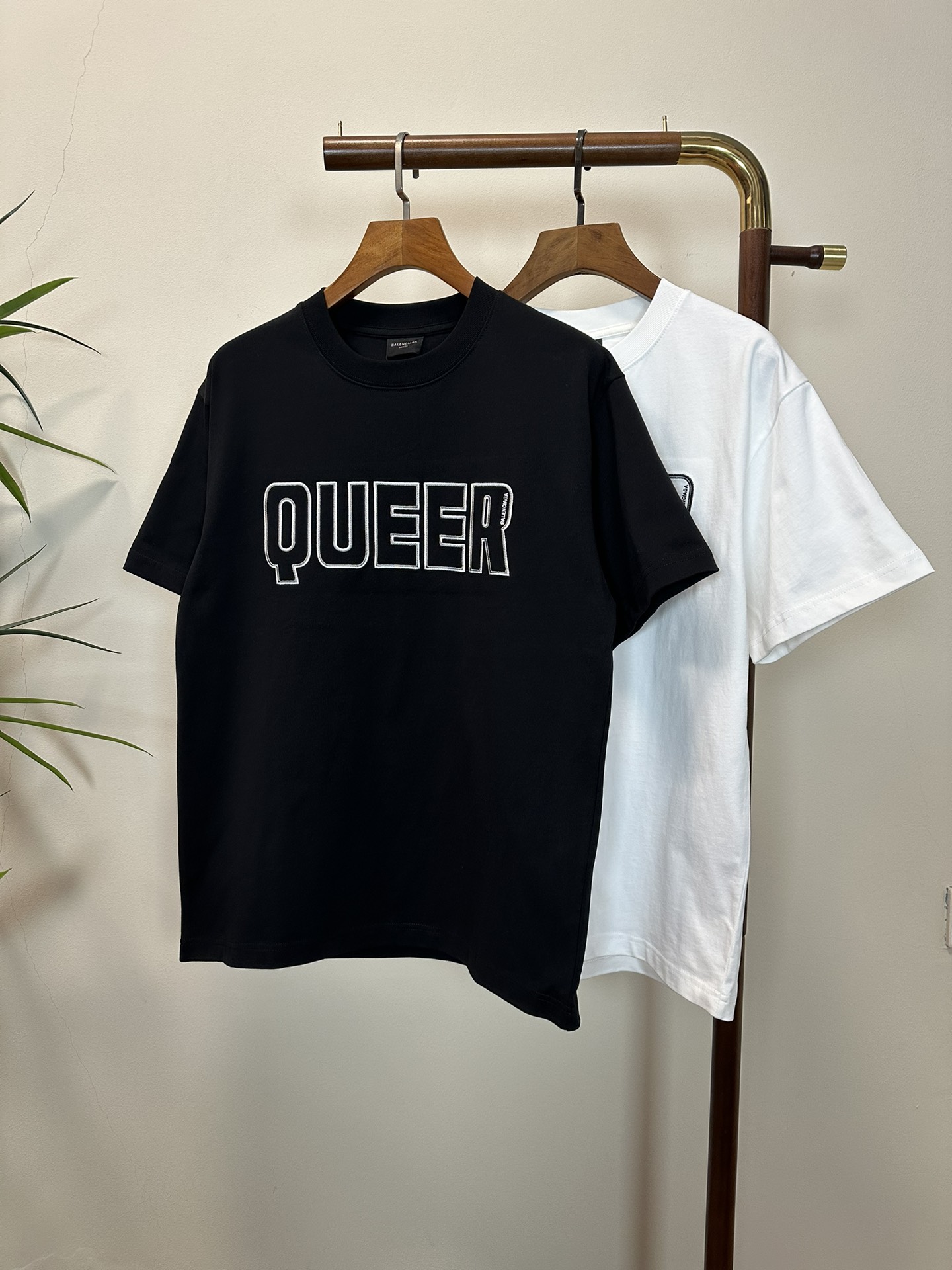 NO:416527,BAL Balenciaga new style round neck short-sleeved T-shirt high-end version!  Customized fabrics for counters are breathable and comfortable, with impeccable details, and the brand element design concept reflects high quality. The feel is delicate and soft!  It is casually cut, with a great upper body style!  S-XL, balenciaga, T-shirt,tees, t-shirt,alexander wang19860909BAL 巴黎世家新款 圆领 短袖 T恤 高端版本！专柜定制面料 透气舒适度高,细节无可挑剔,品牌元素设计理念,体现高品质.手感细腻柔软！呈现休闲裁剪,上身版型超赞！ 码数S- XL,,balenciaga,T-shirt,tees，t-shirt,alexander wang,Men's clothing