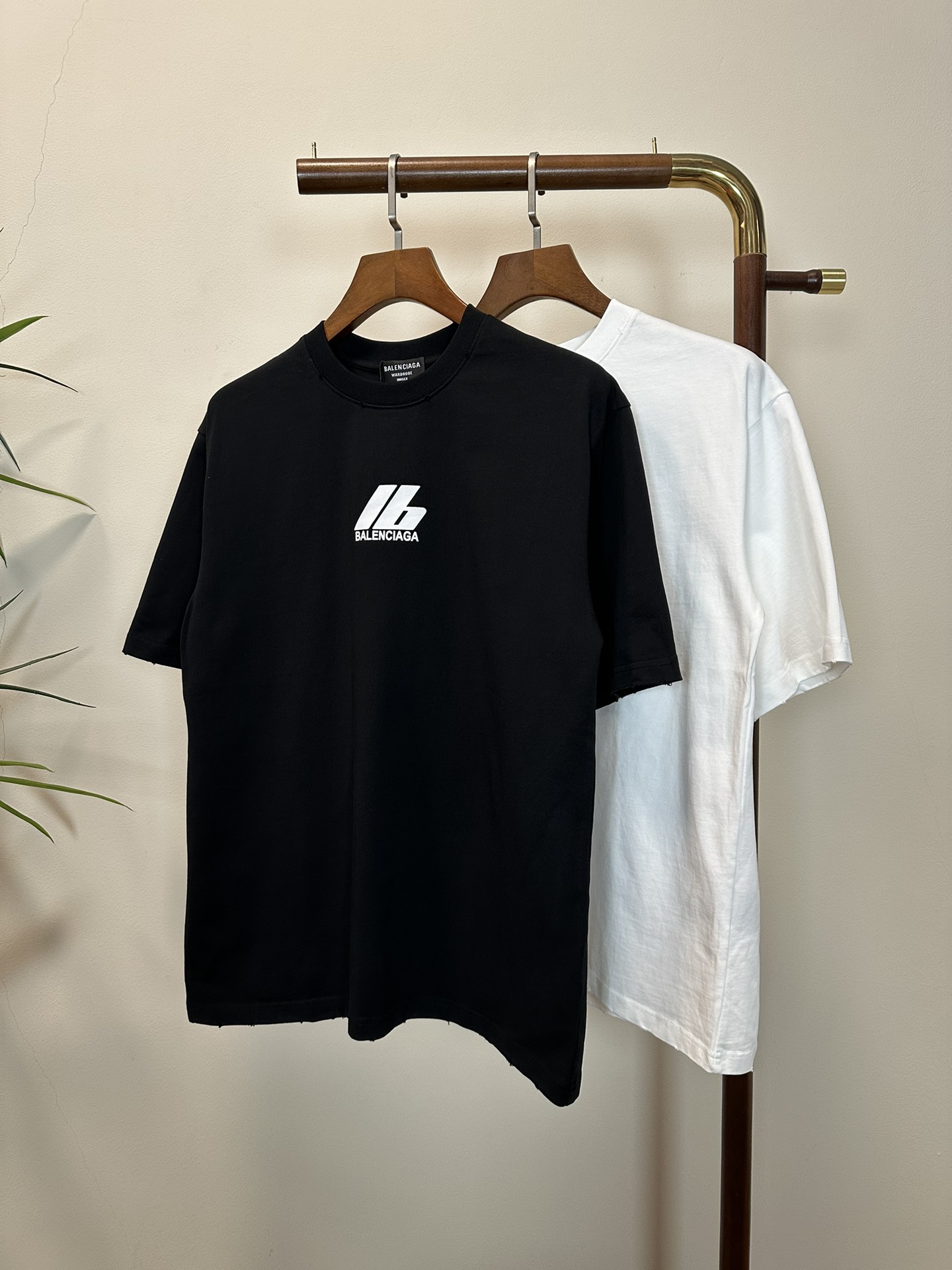 NO:413172,BAL Balenciaga new style round neck short-sleeved T-shirt high-end version!  Customized fabrics for counters are breathable and comfortable, with impeccable details, and the brand element design concept reflects high quality. The feel is delicate and soft!  It is casually cut, with a great upper body style!  S-XL, balenciaga, T-shirt,tees, t-shirt,alexander wang19860909BAL 巴黎世家新款 圆领 短袖 T恤 高端版本！专柜定制面料 透气舒适度高,细节无可挑剔,品牌元素设计理念,体现高品质.手感细腻柔软！呈现休闲裁剪,上身版型超赞！ 码数S- XL,,balenciaga,T-shirt,tees，t-shirt,alexander wang,Men's clothing