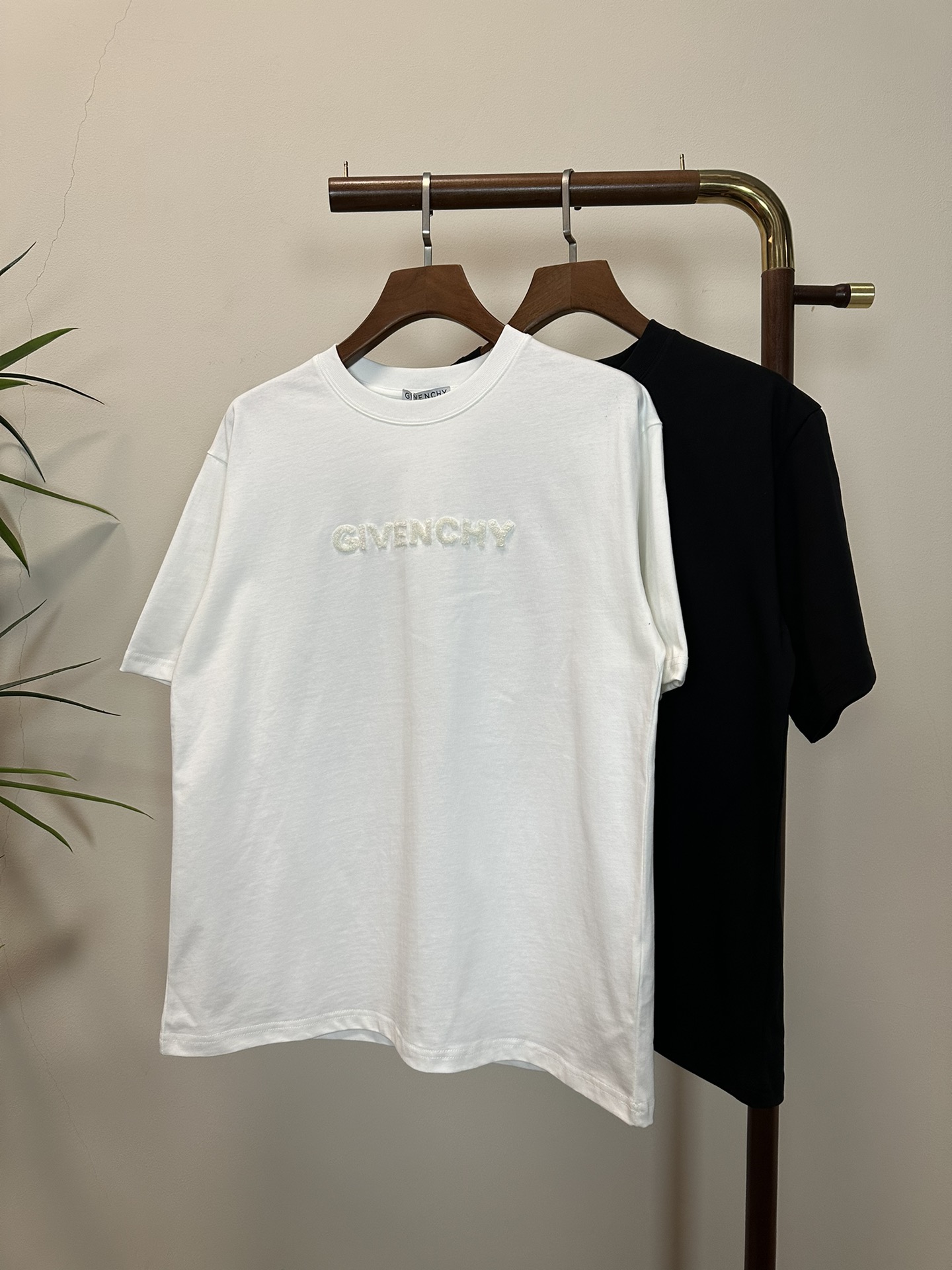 NO:413179,GVC Givenchy new style round neck short-sleeved T-shirt high-end version!  Customized fabrics for counters are breathable and comfortable, with impeccable details, and the brand element design concept reflects high quality. The feel is delicate and soft!  It is casually cut, with a great upper body style!  S-XL, given, T-shirt,tees,t-shirt,alexander wang19860909GVC 纪梵希新款 圆领 短袖 T恤 高端版本！专柜定制面料 透气舒适度高,细节无可挑剔,品牌元素设计理念,体现高品质.手感细腻柔软！呈现休闲裁剪,上身版型超赞！ 码数S- XL,,givenchy,T-shirt,tees，t-shirt,alexander wang,Men's clothing