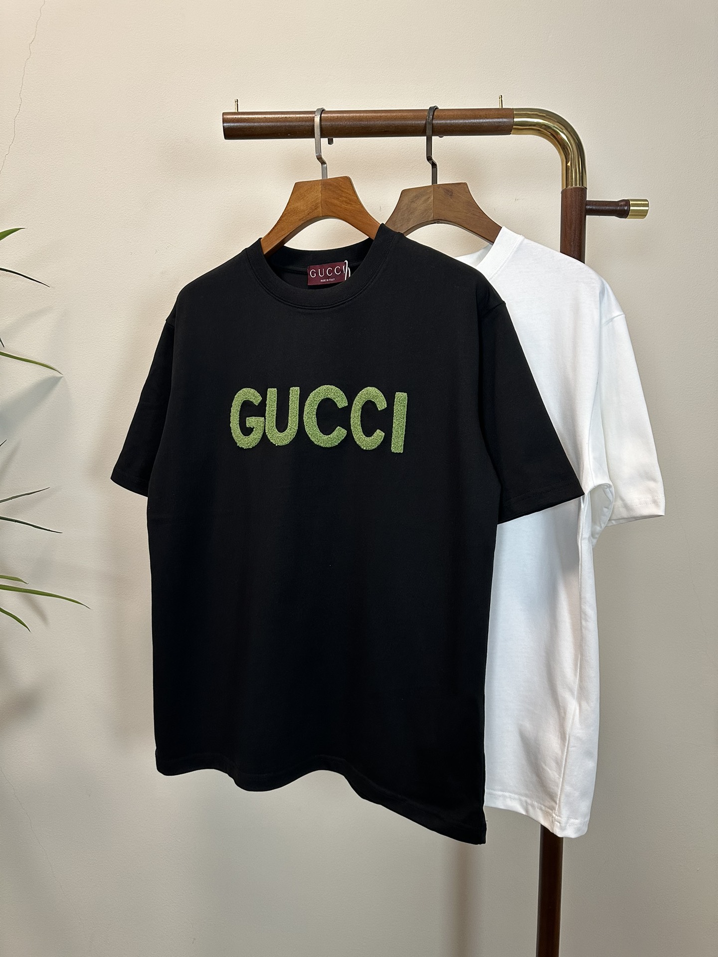 NO:413129,GU Gucci new round neck short-sleeved T-shirt high-end version!  Customized fabrics for counters are breathable and comfortable, with impeccable details, and the brand element design concept reflects high quality. The feel is delicate and soft!  It is casually cut, with a great upper body style!  S-XL, gucci, T-shirt,tees, t-shirt,alexander wang19860909GU 古驰新款 圆领 短袖 T恤 高端版本！专柜定制面料 透气舒适度高,细节无可挑剔,品牌元素设计理念,体现高品质.手感细腻柔软！呈现休闲裁剪,上身版型超赞！ 码数S- XL,,gucci,T-shirt,tees，t-shirt,alexander wang,Men's clothing