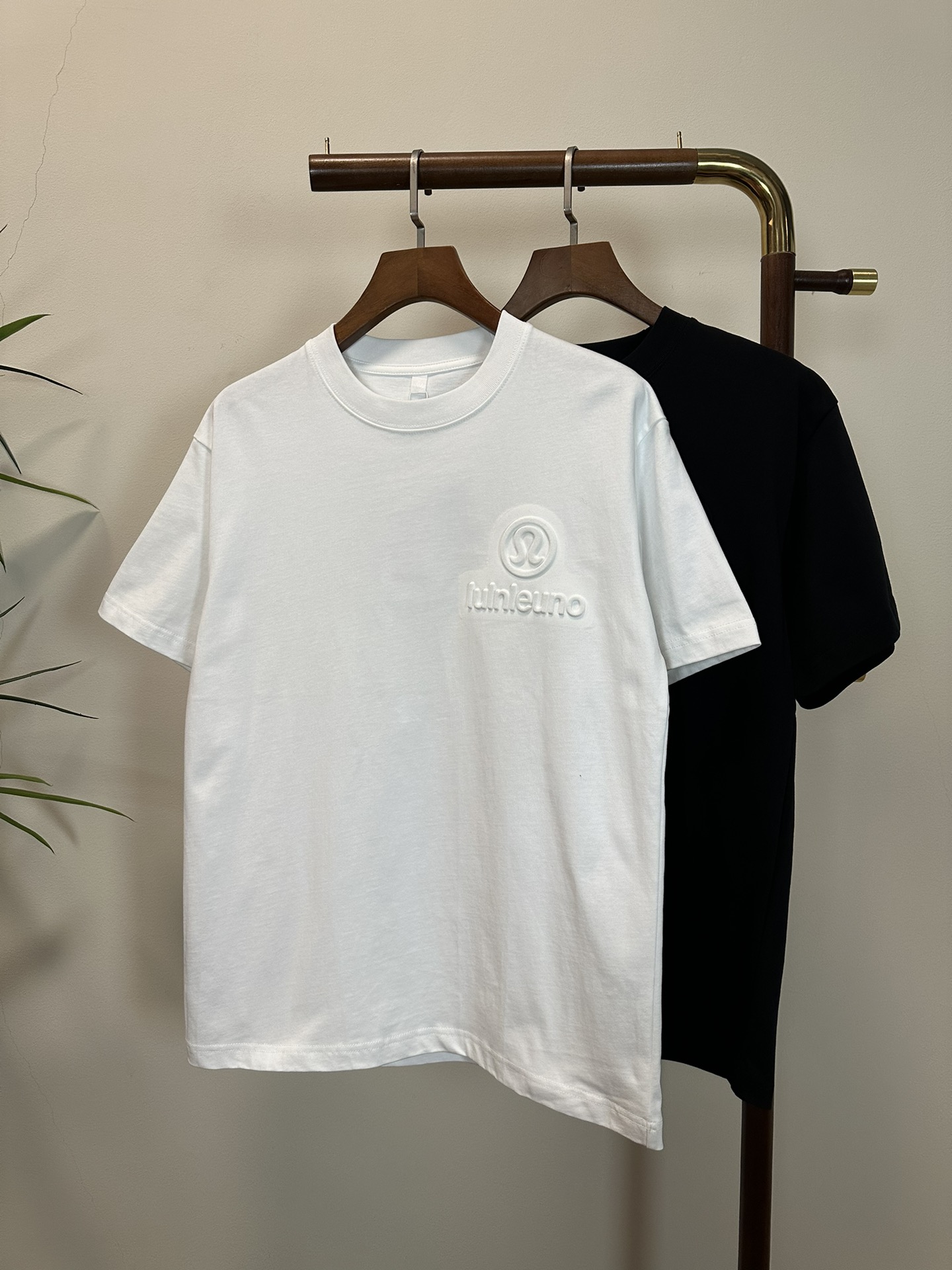 NO:416555,IUIU New Round Neck Short Sleeve T-shirt High-end Version!  Customized fabrics for counters are breathable and comfortable, with impeccable details, and the brand element design concept reflects high quality. The feel is delicate and soft!  It is casually cut, with a great upper body style!  S-XL, T-shirt,tees,t-shirt,alexander wang19860909IUIU 新款 圆领 短袖 T恤 高端版本！专柜定制面料 透气舒适度高,细节无可挑剔,品牌元素设计理念,体现高品质.手感细腻柔软！呈现休闲裁剪,上身版型超赞！ 码数S- XL,,T-shirt,tees，t-shirt,alexander wang,Men's clothing