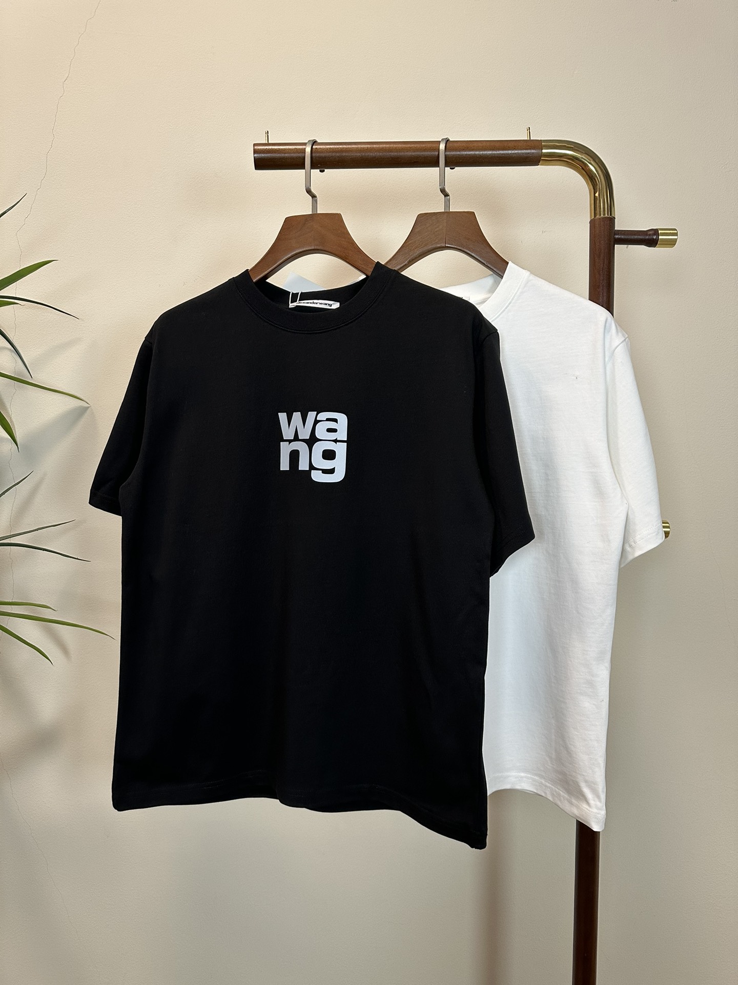 NO:416548,WANG Alexander King new round neck short-sleeved T-shirt high-end version!  Customized fabrics for counters are breathable and comfortable, with impeccable details, and the brand element design concept reflects high quality. The feel is delicate and soft!  It is casually cut, with a great upper body style!  S-XL, alexander wang,T-shirt,tees,t-shirt,alexander wang19860909WANG 亚历山大王新款 圆领 短袖 T恤 高端版本！专柜定制面料 透气舒适度高,细节无可挑剔,品牌元素设计理念,体现高品质.手感细腻柔软！呈现休闲裁剪,上身版型超赞！ 码数S- XL,,alexander wang,T-shirt,tees，t-shirt,alexander wang,Men's clothing