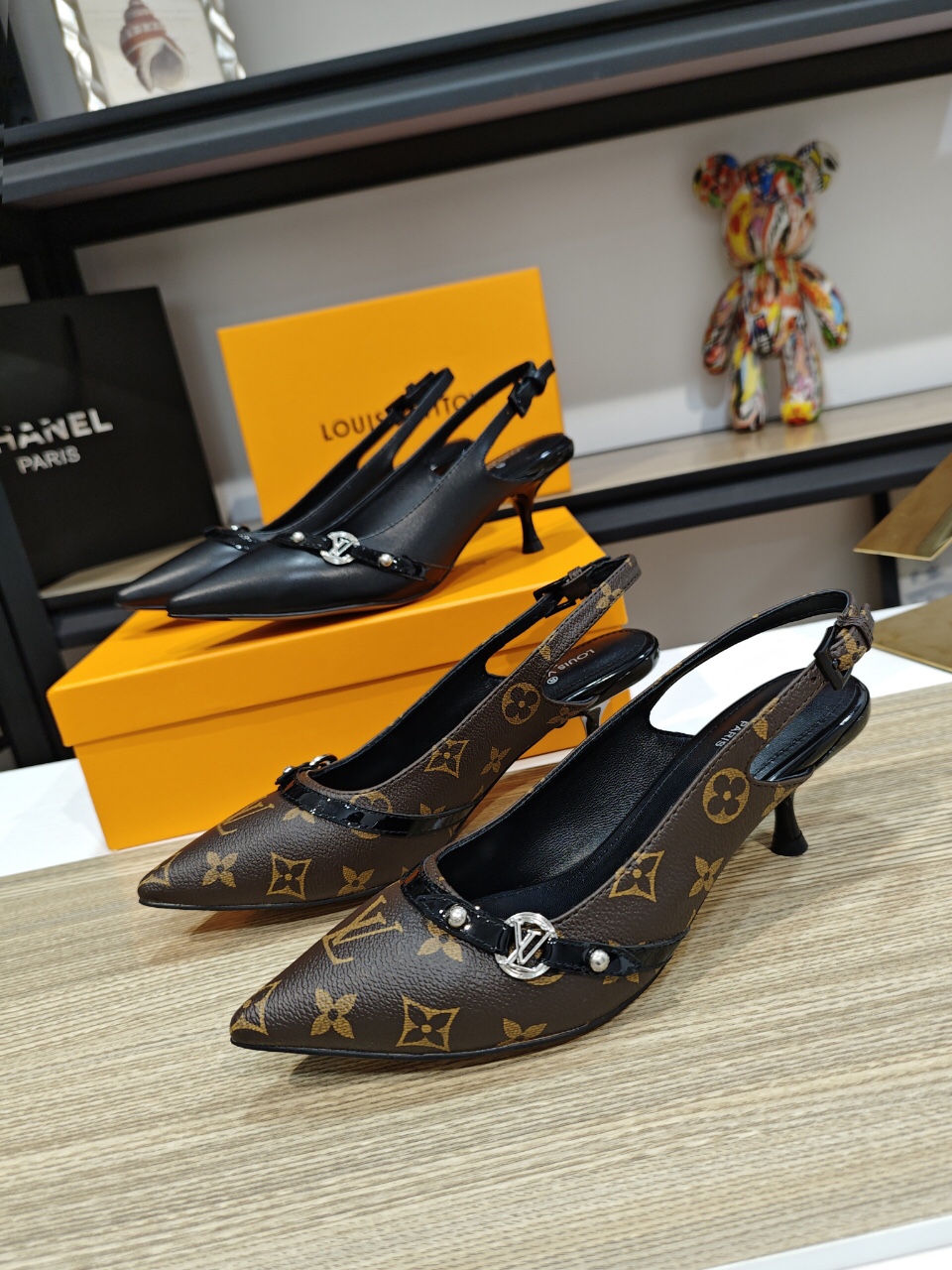 NO:258681,[Rose][Rose] LV has a unique personality and is shipped with hot products, perfect last shape, delicate and fashionable, face: cowhide   LV classic presbyterian leather splicing, upper is equipped with LV letters, distinctive inner: imported sheepskin, high-end goatskin footbed, wear-resistant rubber sole, (heel height 5.5 cm) size 35-40 (41 and 42 sizes can be customized),: Yuan, sandals, sandals, cowhide, sheepskin19860909[玫瑰][玫瑰]LV独具个性出火爆款出货,完美楦形,秀气并时尚,面:牛皮 LV经典老花专用皮拼接,鞋面装有LV字母的饰扣,个性鲜明内里:进口羊皮,垫脚高档山羊皮,耐磨橡胶大底,（跟高5.5公分）码数35码-40码（41、42码可定做）,:元,凉鞋,sandals,cowhide,sheepskin,Women's Shoes