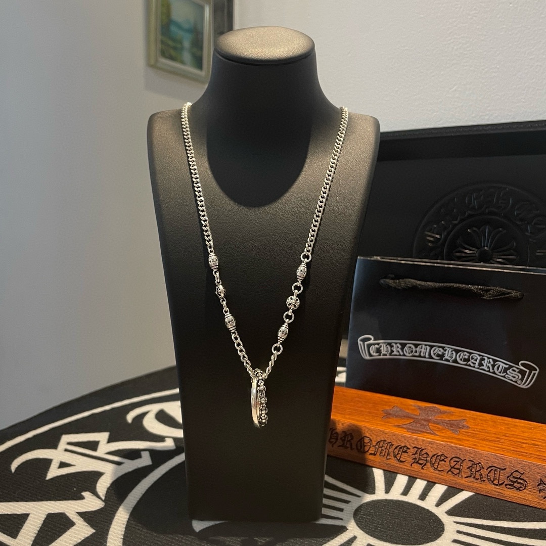 NO:106662,New [Counter Quality] Chrome Hearts Croxin Classic retro side necklace, three-ring ring pendant, different pattern design styles with concave and concave shapes present a unique style Cross Scout flower is Croxin's ambition, so it lasts for a longer time. Genuine version of Chrome Hearts Croxin, different from the market ordinary light version, benchmark the quality of the version, look at the details of the letter printing, the degree of retro old gray oxygen. Seiko version!  !  !  Pure handmade ~ Authentic model opening must-have fashion and fashion, both men and women can wear it, same style for couples, original official website, rock punk style silver style, retro elements, trendy and versatile!  , jewelry boutique, chrome hearts, chrome hearts, necklace, ring19860909新款【专柜品质】Chrome Hearts克罗心 经典复古侧身项链 ,三环戒指吊坠,凹凸造型不同的花纹设计风格 呈现出与众不同 十字架 童军花是克罗心的志 所以更经久不衰 正品打版Chrome Hearts克罗心 区别市场普通轻版 对版对标品质 看字印细节 复古做旧灰氧程度.精工版本！！！ 纯手工打造 ～正品开模潮流时尚必备 男女均可佩戴 情侣同款 官网原版 摇滚朋克泰银风格 复古元素 潮流百搭！,饰品精品,chrome hearts,chrome hearts,necklace,ring,Jewelry