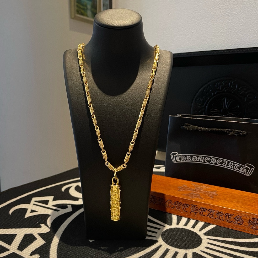 NO:106189,New [Counter Quality] Chrome Hearts Croxin Classic retro multi-element cross necklace Cross flower cylindrical pendant Different pattern design styles present unique Cross Scout flowers are Croxin's ambitions, so they last longer. Genuine version Chrome Hearts Croxin Difference to the market ordinary light version, match the quality of the version, look at the details of the letter printing, retro old gray oxygen level. Seiko version!  !  !  Pure handmade ~ Authentic model opening must-have fashion and fashion, both men and women can wear it, same style for couples, original official website, rock punk style silver style, retro elements, trendy and versatile!  , jewelry boutique, chrome hearts, chrome hearts, necklace19860909新款【专柜品质】Chrome Hearts克罗心 经典复古多元素十字架项链 十字花圆柱吊坠 凹凸造型不同的花纹设计风格 呈现出与众不同 十字架 童军花是克罗心的志 所以更经久不衰 正品打版Chrome Hearts克罗心 区别市场普通轻版 对版对标品质 看字印细节 复古做旧灰氧程度.精工版本！！！ 纯手工打造 ～正品开模潮流时尚必备 男女均可佩戴 情侣同款 官网原版 摇滚朋克泰银风格 复古元素 潮流百搭！,饰品精品,chrome hearts,chrome hearts,necklace,Jewelry