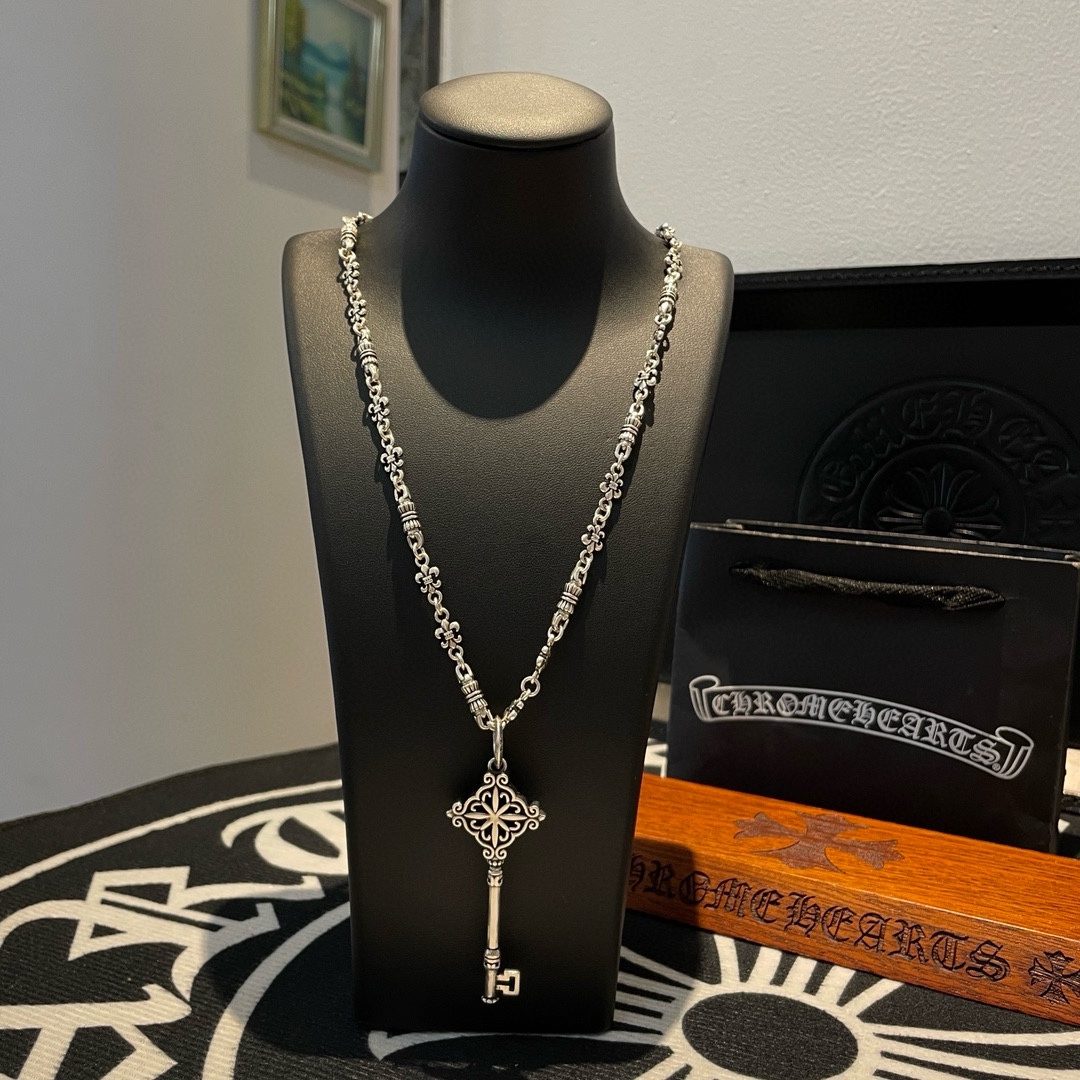 NO:106194,TikTok/Kuaishou/ins/Xiaohongshu/Live Hot, New [Counter Quality] Chrome Hearts Croxin Scout Flower Necklace, Key Pendant, Concave and Convex and Convex Scout Flowers present a unique style Cross Scout Flowers are Croxin's ambitions, so they last longer. Genuine version of Chrome Hearts Croxin, different market light version, benchmark quality, look at the details of the letter printing, retro old gray oxygen level. Seiko version!  !  !  Pure handmade ~ Authentic model opening must-have fashion and fashion, both men and women can wear it, same style for couples, original official website, rock punk style silver style, retro elements, trendy and versatile!  , jewelry boutique, chrome hearts, chrome hearts, necklace19860909批 抖音/快手/ins/小红书/直播热门 ,新款【专柜品质】Chrome Hearts克罗心童军花项链 ,钥匙吊坠,凹凸造型不同的花纹设计风格 呈现出与众不同 十字架 童军花是克罗心的志 所以更经久不衰 正品打版Chrome Hearts克罗心 区别市场普通轻版 对版对标品质 看字印细节 复古做旧灰氧程度.精工版本！！！ 纯手工打造 ～正品开模潮流时尚必备 男女均可佩戴 情侣同款 官网原版 摇滚朋克泰银风格 复古元素 潮流百搭！,饰品精品,chrome hearts,chrome hearts,necklace,Jewelry