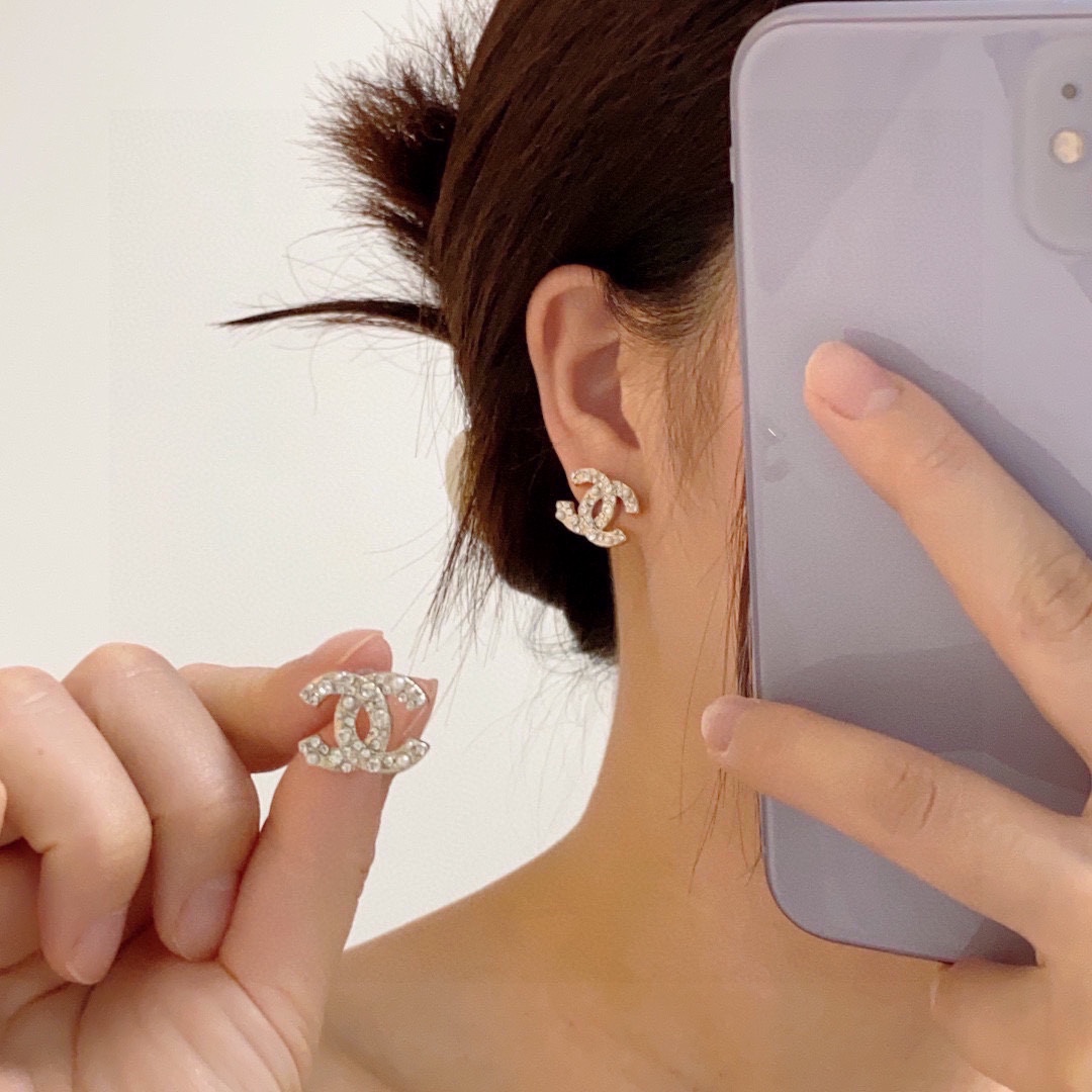 NO:112951,Recommended by Xiaohongshu New style Chanel full diamond small earrings ▲ Very beautiful The counter is consistent with brass material very simple and generous without losing the temperament of a little woman. It is suitable for everyday evening parties and various occasions. It will help you save thousands of oceans in minutes, jewelry quality, chanel, chanel, earrings19860909小红书推荐 新款耳钉Chanel 香奈儿满钻小耳环▲非常漂亮 专柜一致黄铜材质非常非常简洁大方不失小女人气质,日常晚会各种场合适用来,分分钟帮你们节省数千大洋,饰品精品,chanel,chanel,earrings,Jewelry
