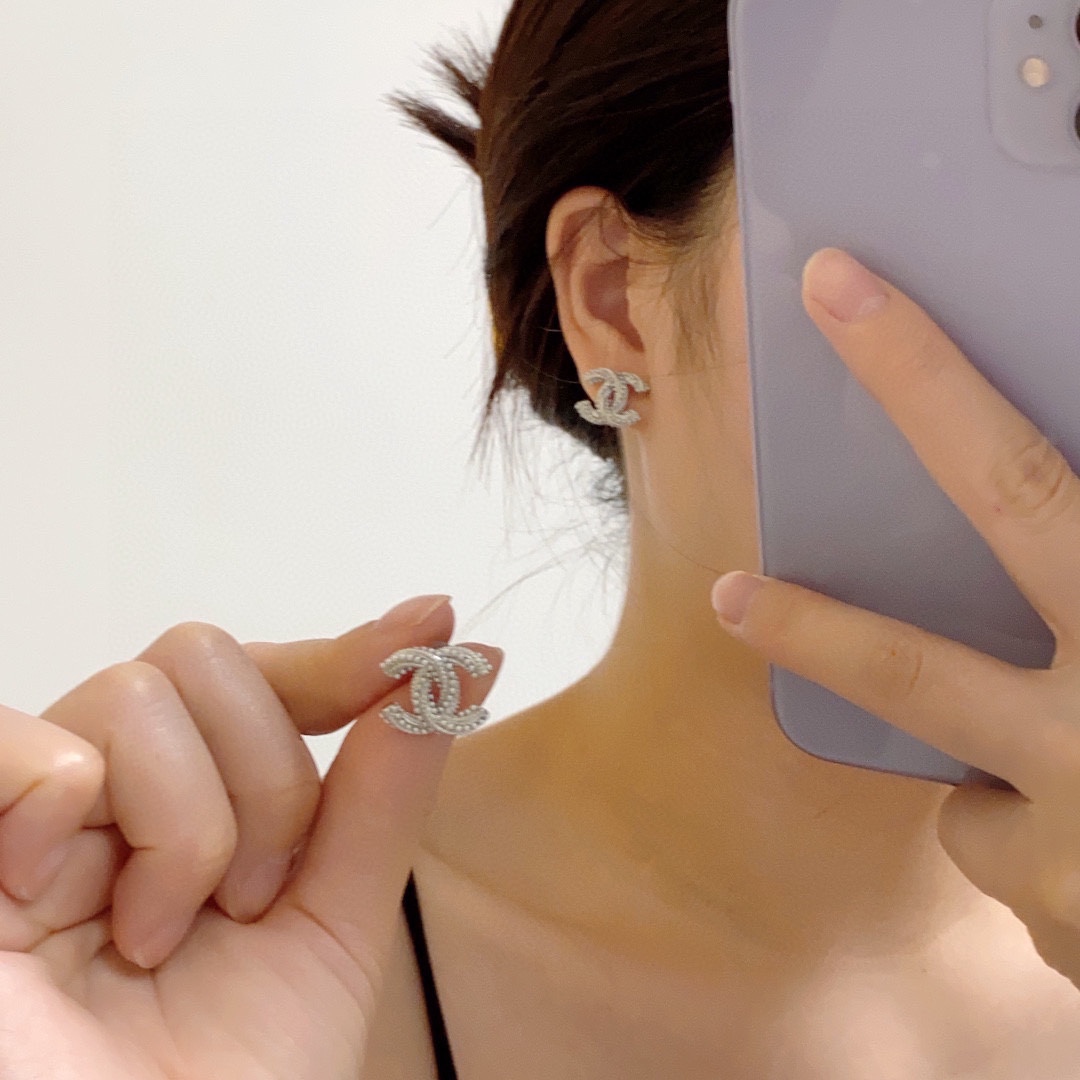 NO:112957,The exciting new model [Chanel Chanel] silver-inlaid small pearl earrings are very casual and high-end. The highest version on the market!  Chanel earrings must have the goddess of stud earrings, super slim face, personality and fashion, daily necessities, ladylike temperament, noble and famous temperament, simple and elegant versatile earrings 9.25 silver needles, jewelry quality, chanel, chanel, earrings19860909劲爆新款【Chanel香奈儿】银色镶小珍珠耳钉非常休闲和高级感市面最高版本！香奈儿耳钉女神必备 超级显脸瘦 有个性时尚 日常必备 淑女气质 高贵名媛气质 简约大气百搭款耳环9.25银针,饰品精品,chanel,chanel,earrings,Jewelry