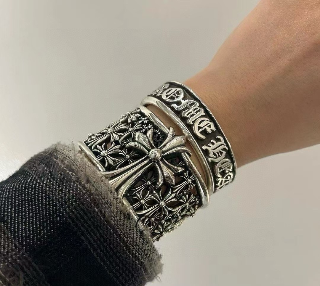 NO:106179,Batch New model [counter original quality] Non-ordinary version, Kuaishou/ins/Little Red Book popular version, Chrome Hearts Croxin classic wide version cross opening bracelet, different concave and convex shapes are unique in design styles. Cross Scout flowers are Croxin's logo, so they last longer. Genuine version Chrome Hearts Croxin necklaces are the ordinary light version of the market. The quality is benchmarked against the quality of the text and print details. The degree of retro old gray oxygen. Seiko version!  , jewelry boutique, chrome hearts, chrome hearts, necklace, bracelet19860909批 新款【专柜原版品质】非普通版本,快手/ins/小红书热门爆款,Chrome Hearts克罗心经典宽版十字架开口手镯,凹凸造型不同的花纹设计风格呈现出与众不同 十字架童军花是克罗心的标志 所以更经久不衰 正品打版Chrome Hearts克罗心项链区别市场普通轻版 对版对标品质 看字印细节 复古做旧灰氧程度.精工版本！,饰品精品,chrome hearts,chrome hearts,necklace,bracelet,Jewelry