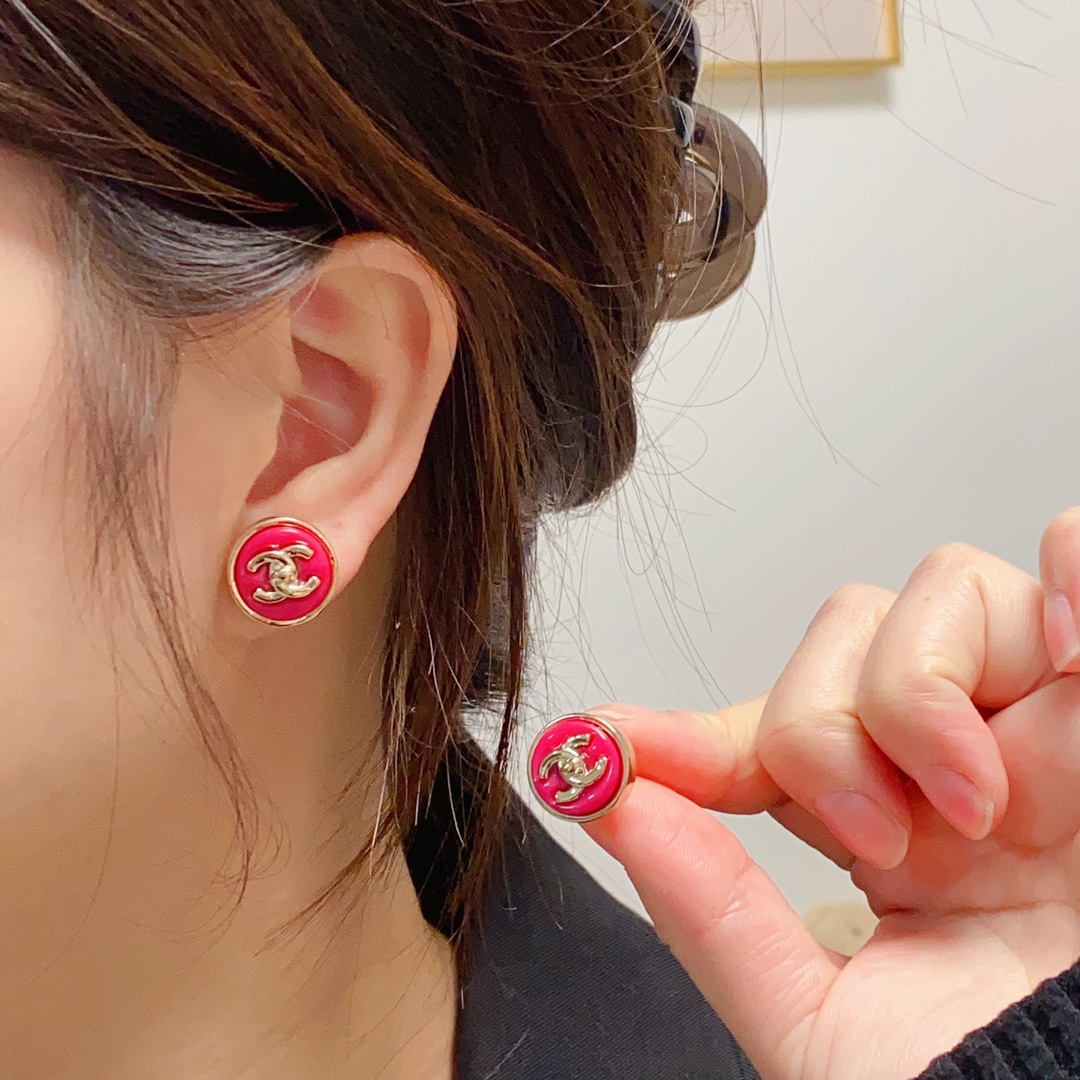 NO:112963,The hot Chanel, Xiaoxiangfeng, New Year's red and festive rose red earrings, the counter is launched simultaneously, the earrings are the same as the original consistent material and sterling silver needle earrings, and the fine work is made to create the highest cost-effectiveness and highest quality earrings on the entire network, which is particularly good!  It's so beautiful!  Suitable for all kinds of festive occasions, all year round, jewelry, chanel, earrings, pure silver19860909爆款Chanel 小香风 新年红色喜庆玫红色耳钉 专柜同步上新 耳环 原版一致材质搭配纯银针耳环 精工细作打造全网最高性价比最高品质上耳效果特别好看！简直美腻了！适合各种喜庆场合一年四季必备均可佩戴,饰品精品,chanel,earrings,pure silver,Jewelry