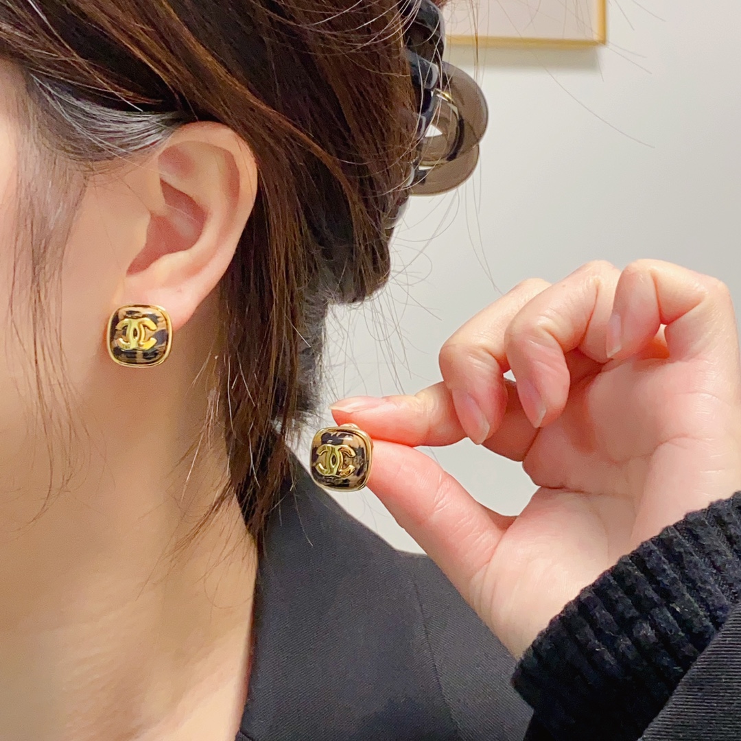NO:115704,New high-end Chanel Xiaoxiang Double C Simple New Year Red, Leopard-print Earrings Earrings This earrings are really super beautiful, simple to look at but good to wear, even small earlobes like me are very okzp Earrings are super elegant and suitable for all occasions, jewelry quality, chanel, earrings19860909新款上市高端Chanel 小香双C简约新年红色、豹纹色耳钉耳坠这款耳环真的超级美看着设计简单但是佩戴效果好看到爆就连我这种小耳垂的也很okzp上耳超气质优雅适合各种场合,饰品精品,chanel,earrings,Jewelry