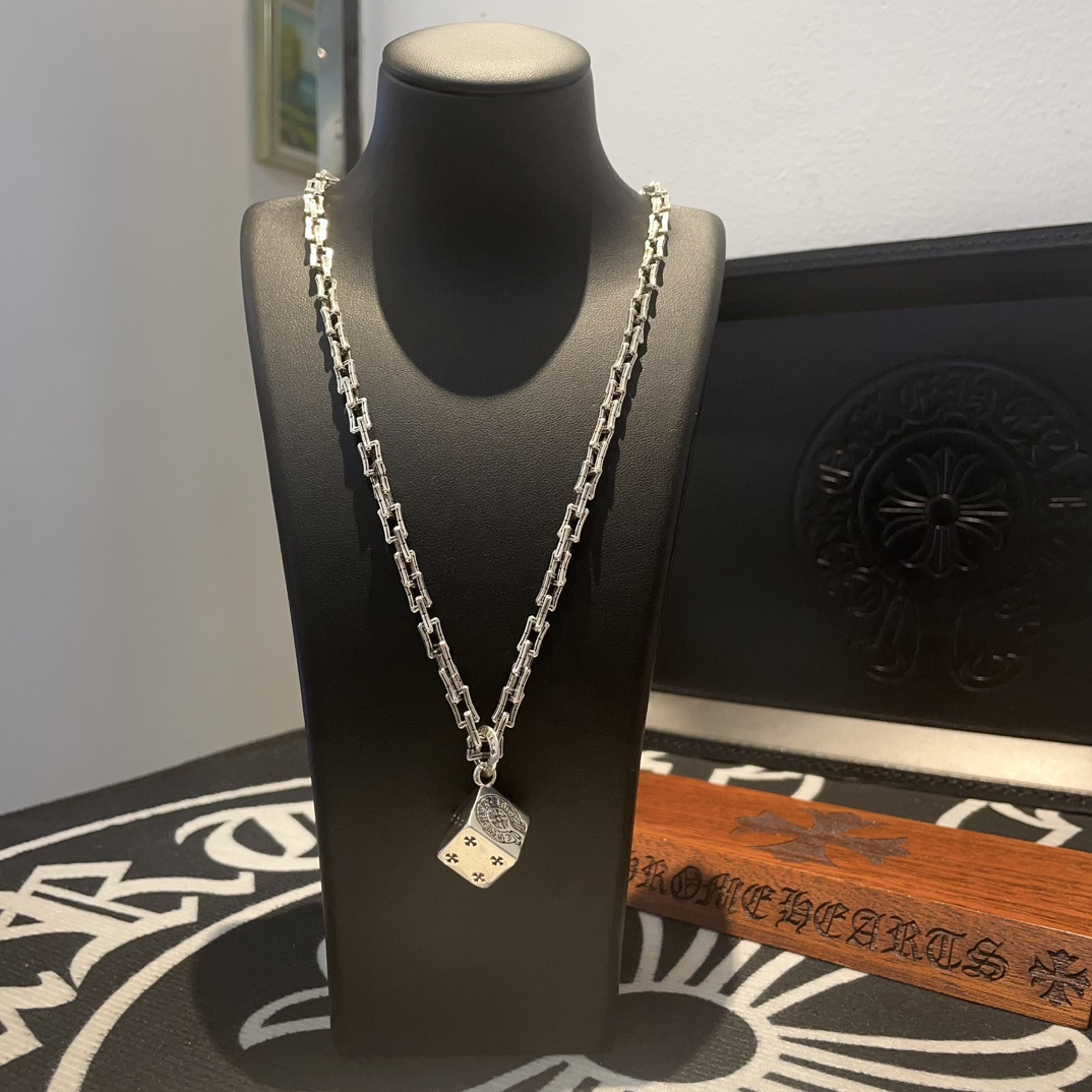 NO:106188,Batch New style [Counter Quality] Chrome Hearts Croxin Classic retro necklace Dice pendant Different pattern design styles with concave and convex shapes present uniqueness Cross Scout flowers are Croxin's ambitions, so they last longer. Genuine version Chrome Hearts Croxin Difference to the market ordinary light version, benchmark the quality of the version, look at the details of the letter printing, the degree of retro old gray oxygen. Seiko version!  !  !  Pure handmade ~ Authentic model opening must-have fashion and fashion, both men and women can wear it, same style for couples, original official website, rock punk style silver style, retro elements, trendy and versatile!  , jewelry boutique, chrome hearts, chrome hearts, necklace19860909批 新款【专柜品质】Chrome Hearts克罗心 经典复古项链 骰子吊坠 凹凸造型不同的花纹设计风格 呈现出与众不同 十字架 童军花是克罗心的志 所以更经久不衰 正品打版Chrome Hearts克罗心 区别市场普通轻版 对版对标品质 看字印细节 复古做旧灰氧程度.精工版本！！！ 纯手工打造 ～正品开模潮流时尚必备 男女均可佩戴 情侣同款 官网原版 摇滚朋克泰银风格 复古元素 潮流百搭！,饰品精品,chrome hearts,chrome hearts,necklace,Jewelry