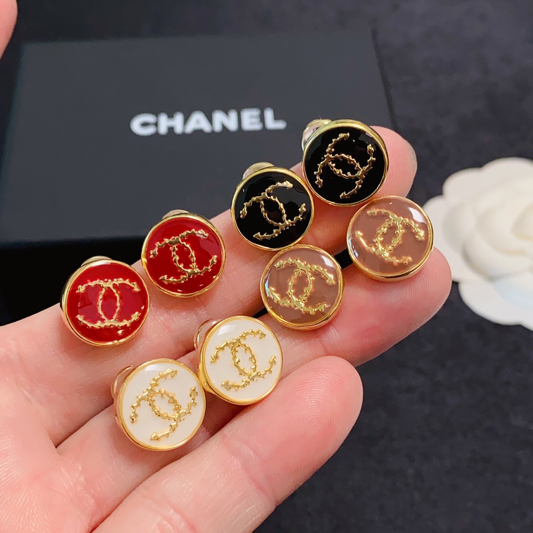 NO:115707,New high-end Chanel Xiaoxiang Double C Simple New Year Red, White Black C C Round Earrings Earrings This earring is really super beautiful, simple to look at, but the wearing effect is good, even a small earlobe like me is very okzp earrings are super elegant and suitable for all occasions, jewelry quality, chanel, earrings19860909新款上市高端Chanel 小香双C简约新年红色、白色黑色咖色圆形耳钉耳坠这款耳环真的超级美看着设计简单但是佩戴效果好看到爆就连我这种小耳垂的也很okzp上耳超气质优雅适合各种场合,饰品精品,chanel,earrings,Jewelry