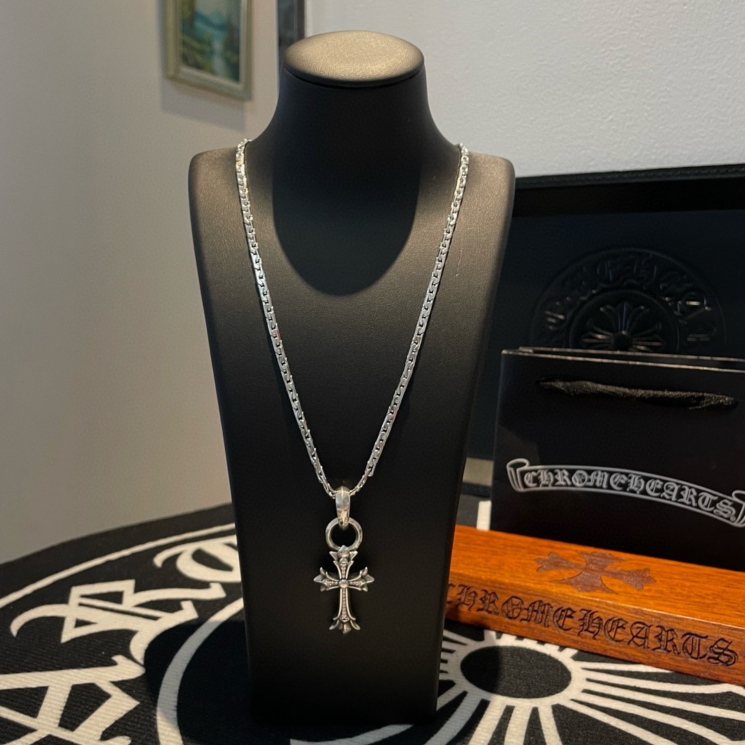 NO:106104,TikTok/Kuaishou/ins/Xiaohongshu/Live Hot, New [Counter Quality] Chrome Hearts Crowxin Classic Necklace Full-diamond Cross Pendant, Different Concave and Convex and Convex Design Styles Presenting Different Cross Scout Flowers are Crowxin's ambitions, so they last longer. Genuine version of Chrome Hearts Crowxin, different from the market ordinary light version, benchmarking quality, looking at the details of the letter printing, retro old gray oxygen level. Seiko version!  !  !  Pure handmade ~ Authentic model opening must-have fashion and fashion, both men and women can wear it, same style for couples, original official website, rock punk style silver style, retro elements, trendy and versatile!  , jewelry boutique, chrome hearts, chrome hearts, necklace19860909批 抖音/快手/ins/小红书/直播热门 ,新款【专柜品质】Chrome Hearts克罗心经典项链 满钻十字架吊坠,凹凸造型不同的花纹设计风格 呈现出与众不同 十字架 童军花是克罗心的志 所以更经久不衰 正品打版Chrome Hearts克罗心 区别市场普通轻版 对版对标品质 看字印细节 复古做旧灰氧程度.精工版本！！！ 纯手工打造 ～正品开模潮流时尚必备 男女均可佩戴 情侣同款 官网原版 摇滚朋克泰银风格 复古元素 潮流百搭！,饰品精品,chrome hearts,chrome hearts,necklace,Jewelry