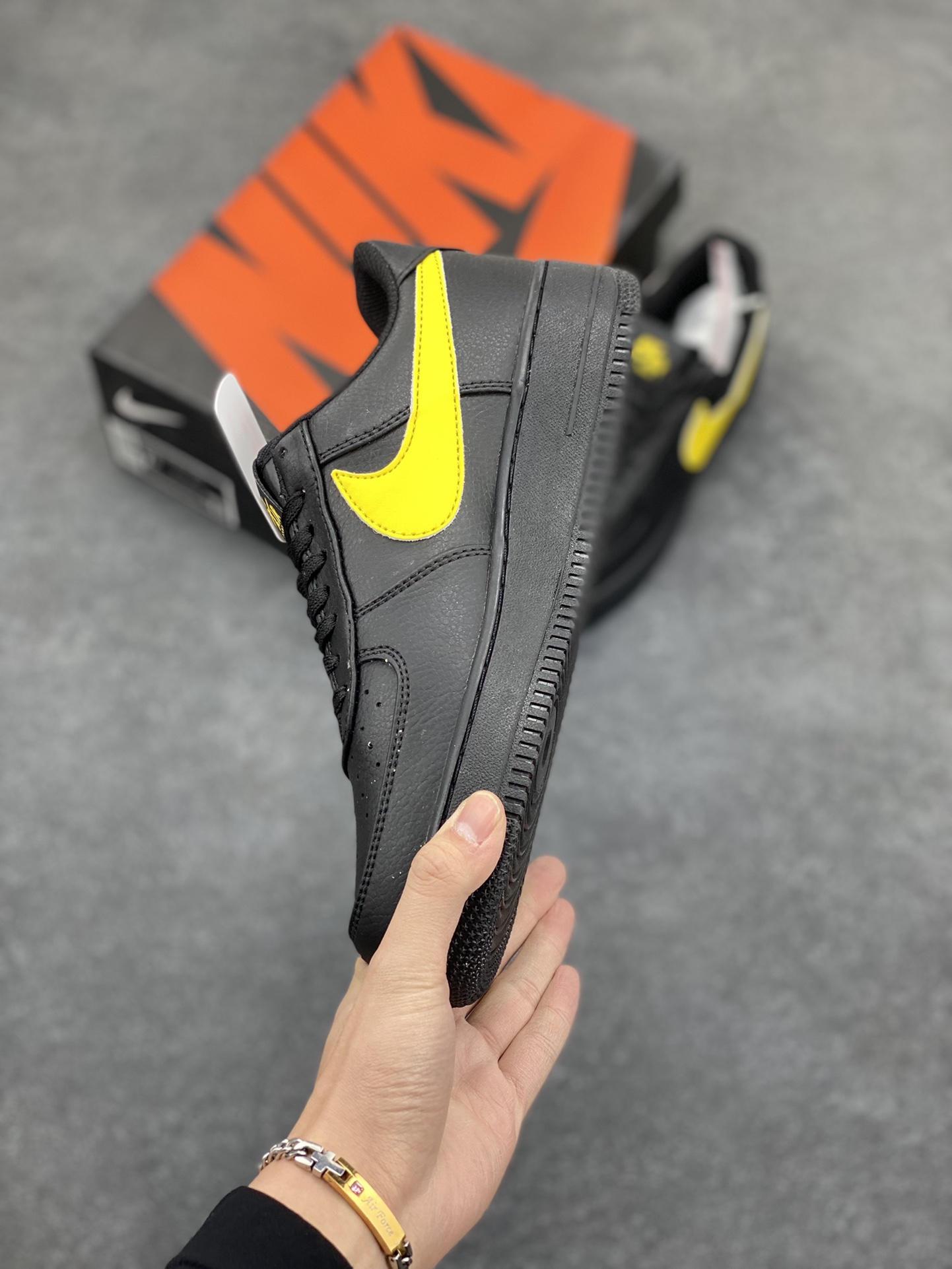 图片[3]-Nike Air Force 1 Low \’07 黑黄大勾 低帮空军一号休闲板鞋 定制皮料 原楦原纸板 纯正空军版型 高清洁度 内置全掌气垫 货号：CI9553-051 尺码：36 36.5 37.5 38 38.5 39 40 40.5 41 42 42.5 43 44 44.5 45-选品中心