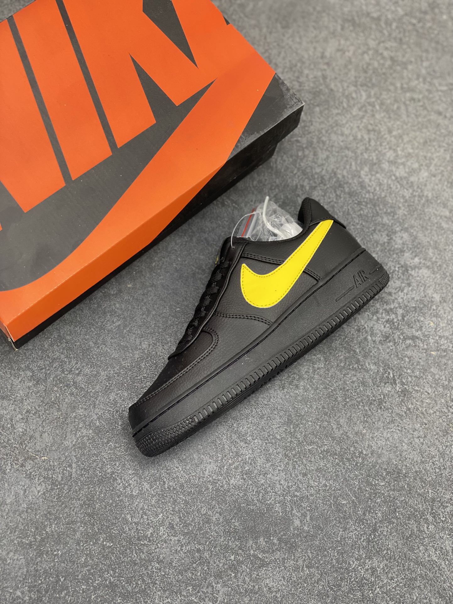 图片[7]-Nike Air Force 1 Low \’07 黑黄大勾 低帮空军一号休闲板鞋 定制皮料 原楦原纸板 纯正空军版型 高清洁度 内置全掌气垫 货号：CI9553-051 尺码：36 36.5 37.5 38 38.5 39 40 40.5 41 42 42.5 43 44 44.5 45-选品中心