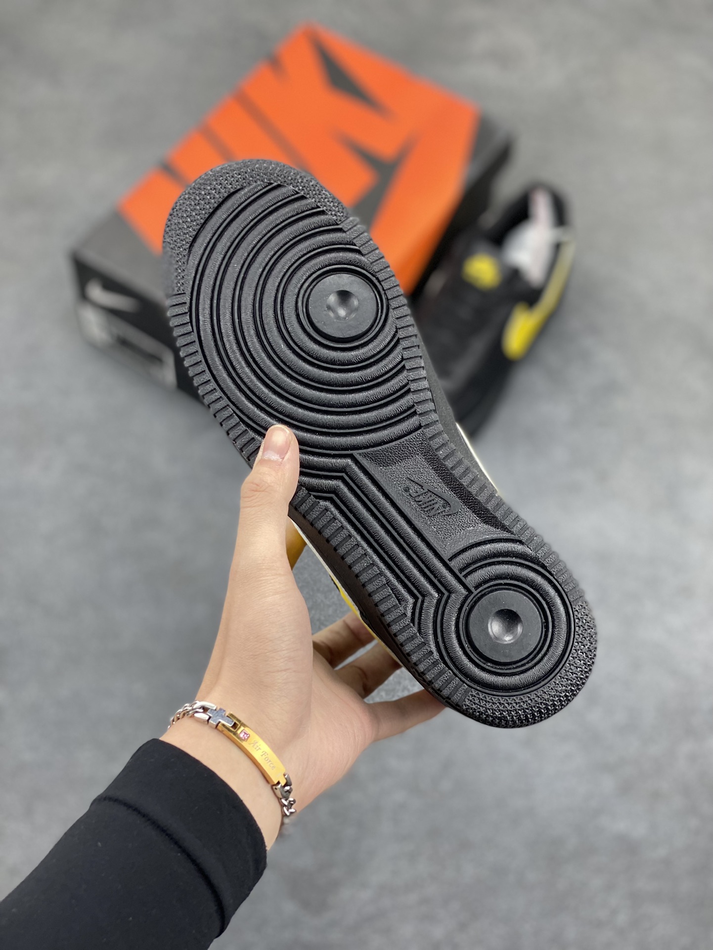 图片[5]-Nike Air Force 1 Low \’07 黑黄大勾 低帮空军一号休闲板鞋 定制皮料 原楦原纸板 纯正空军版型 高清洁度 内置全掌气垫 货号：CI9553-051 尺码：36 36.5 37.5 38 38.5 39 40 40.5 41 42 42.5 43 44 44.5 45-选品中心