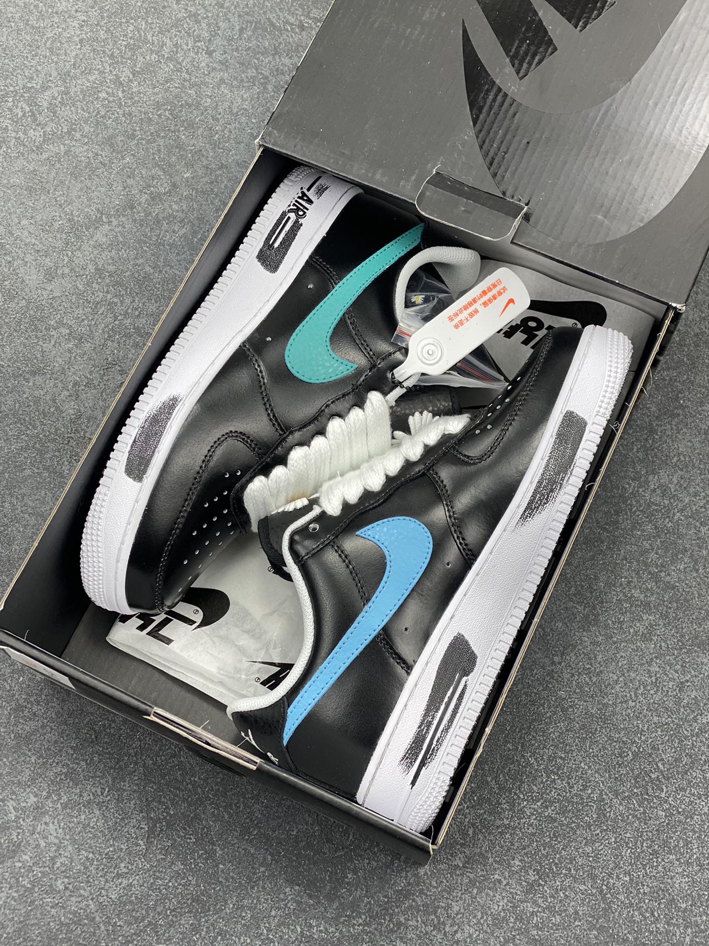 图片[9]-PEACEMINUSONE x Air Force 1 权志龙 4.0 GD主理潮流品牌 PEACEMINUSONE 雏菊 与 NIKE 的最新 AIR FORCE 1 LOW 联名，设计上以经典的黑色鞋面与白色外底外加涂鸦油漆构成低筒鞋身，并以双层鞋面的设定呈现，通过刮刮乐的效果呈现独一无二的定制联名，虽说细节简单，但鞋舌的小花标志表示了独特的身份，在鞋舌内还有 PEACEMINUSONE 字样点缀 货号：AQ3692-004 尺码：36 36.5 37.5 38 38.5 39 40 40.5 41 42 42.5 43 44 44.5 45-选品中心