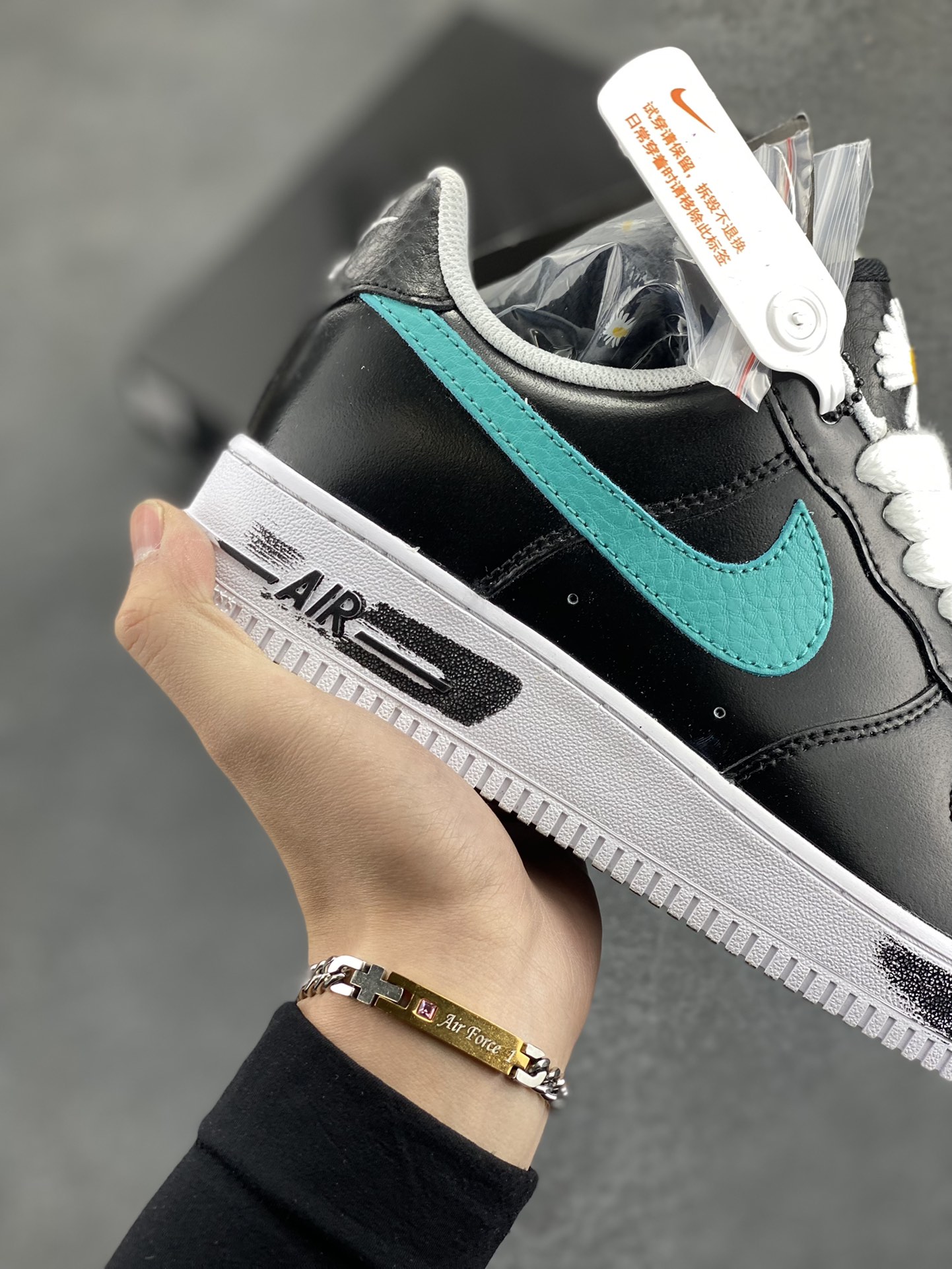 图片[6]-PEACEMINUSONE x Air Force 1 权志龙 4.0 GD主理潮流品牌 PEACEMINUSONE 雏菊 与 NIKE 的最新 AIR FORCE 1 LOW 联名，设计上以经典的黑色鞋面与白色外底外加涂鸦油漆构成低筒鞋身，并以双层鞋面的设定呈现，通过刮刮乐的效果呈现独一无二的定制联名，虽说细节简单，但鞋舌的小花标志表示了独特的身份，在鞋舌内还有 PEACEMINUSONE 字样点缀 货号：AQ3692-004 尺码：36 36.5 37.5 38 38.5 39 40 40.5 41 42 42.5 43 44 44.5 45-选品中心