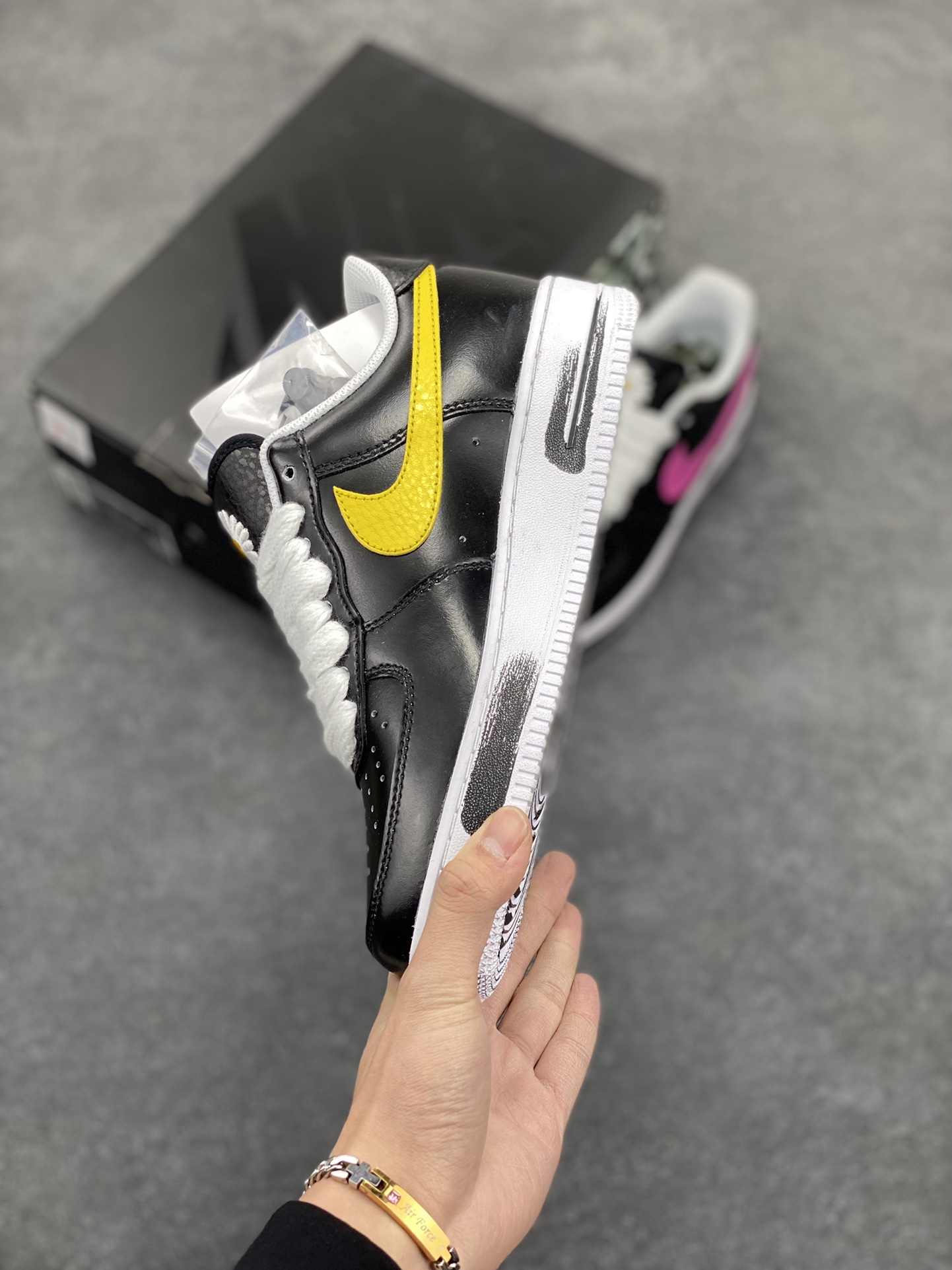 图片[3]-PEACEMINUSONE x Air Force 1 权志龙 4.0 GD主理潮流品牌 PEACEMINUSONE 雏菊 与 NIKE 的最新 AIR FORCE 1 LOW 联名，设计上以经典的黑色鞋面与白色外底外加涂鸦油漆构成低筒鞋身，并以双层鞋面的设定呈现，通过刮刮乐的效果呈现独一无二的定制联名，虽说细节简单，但鞋舌的小花标志表示了独特的身份，在鞋舌内还有 PEACEMINUSONE 字样点缀 货号：AQ3692-004 尺码：36 36.5 37.5 38 38.5 39 40 40.5 41 42 42.5 43 44 44.5 45-选品中心