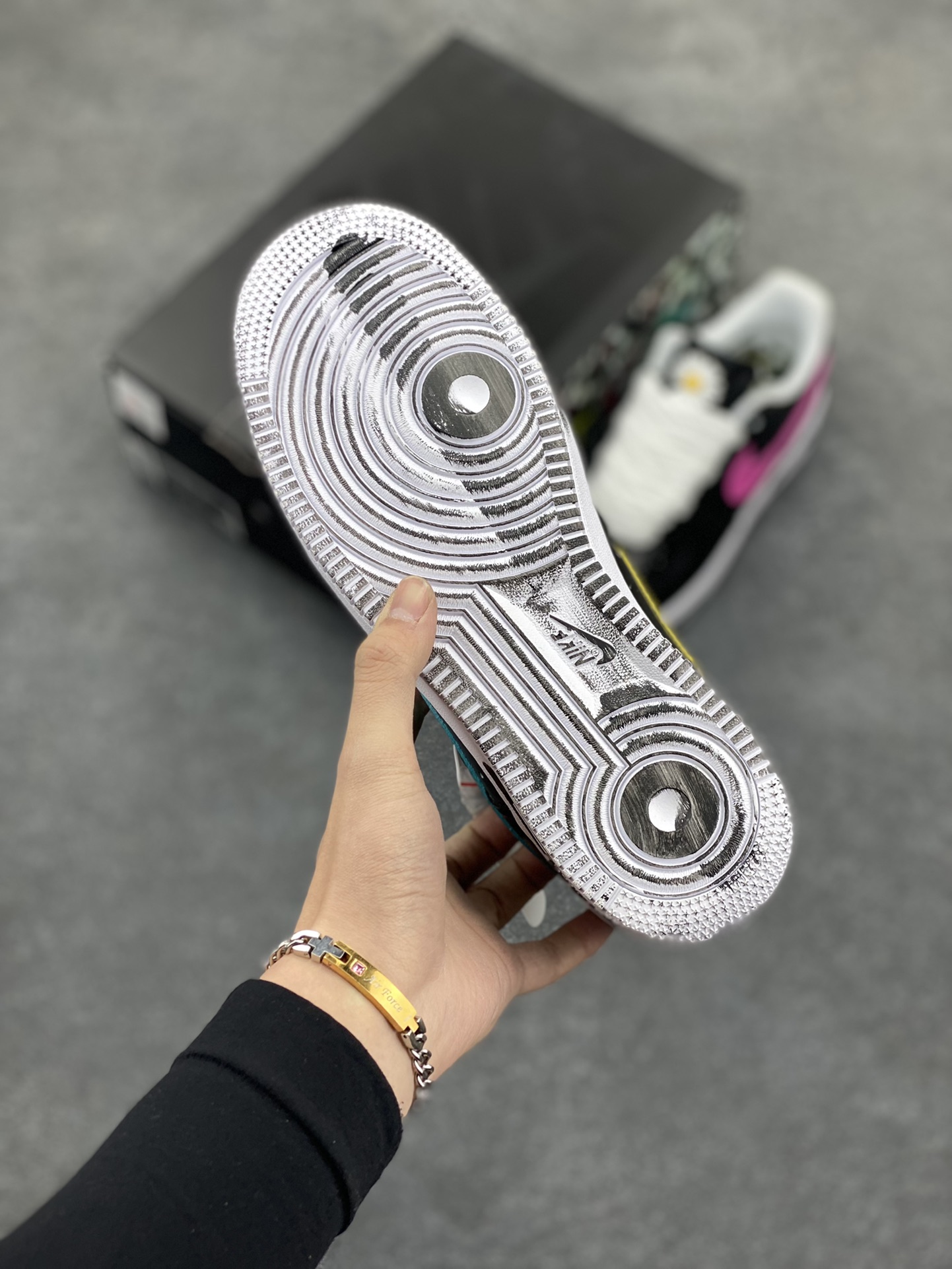 图片[5]-PEACEMINUSONE x Air Force 1 权志龙 4.0 GD主理潮流品牌 PEACEMINUSONE 雏菊 与 NIKE 的最新 AIR FORCE 1 LOW 联名，设计上以经典的黑色鞋面与白色外底外加涂鸦油漆构成低筒鞋身，并以双层鞋面的设定呈现，通过刮刮乐的效果呈现独一无二的定制联名，虽说细节简单，但鞋舌的小花标志表示了独特的身份，在鞋舌内还有 PEACEMINUSONE 字样点缀 货号：AQ3692-004 尺码：36 36.5 37.5 38 38.5 39 40 40.5 41 42 42.5 43 44 44.5 45-选品中心