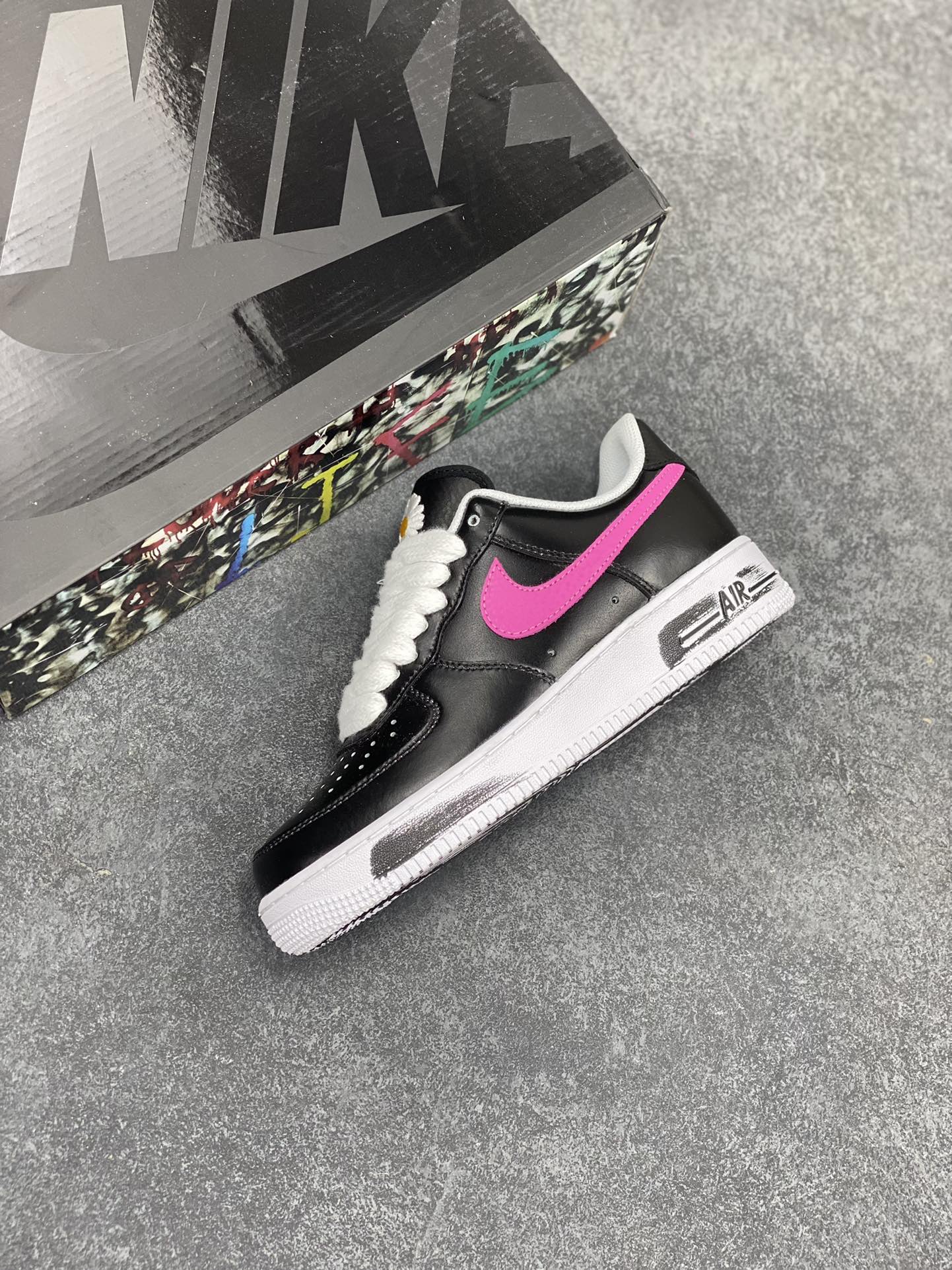 图片[7]-PEACEMINUSONE x Air Force 1 权志龙 4.0 GD主理潮流品牌 PEACEMINUSONE 雏菊 与 NIKE 的最新 AIR FORCE 1 LOW 联名，设计上以经典的黑色鞋面与白色外底外加涂鸦油漆构成低筒鞋身，并以双层鞋面的设定呈现，通过刮刮乐的效果呈现独一无二的定制联名，虽说细节简单，但鞋舌的小花标志表示了独特的身份，在鞋舌内还有 PEACEMINUSONE 字样点缀 货号：AQ3692-004 尺码：36 36.5 37.5 38 38.5 39 40 40.5 41 42 42.5 43 44 44.5 45-选品中心