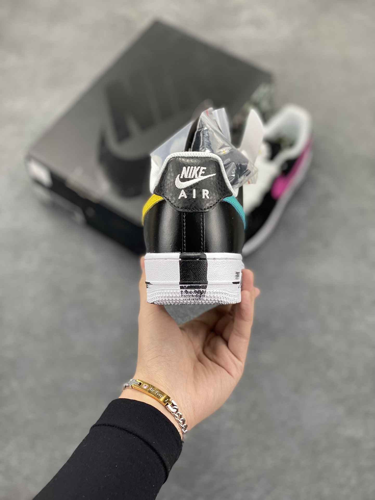 图片[4]-PEACEMINUSONE x Air Force 1 权志龙 4.0 GD主理潮流品牌 PEACEMINUSONE 雏菊 与 NIKE 的最新 AIR FORCE 1 LOW 联名，设计上以经典的黑色鞋面与白色外底外加涂鸦油漆构成低筒鞋身，并以双层鞋面的设定呈现，通过刮刮乐的效果呈现独一无二的定制联名，虽说细节简单，但鞋舌的小花标志表示了独特的身份，在鞋舌内还有 PEACEMINUSONE 字样点缀 货号：AQ3692-004 尺码：36 36.5 37.5 38 38.5 39 40 40.5 41 42 42.5 43 44 44.5 45-选品中心