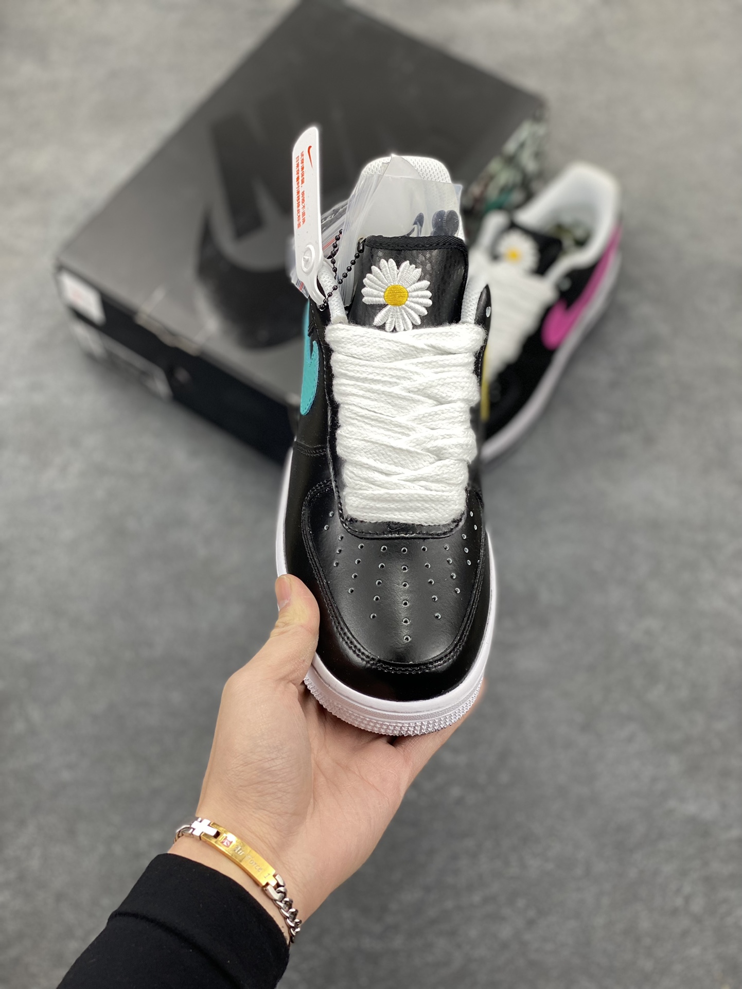 图片[2]-PEACEMINUSONE x Air Force 1 权志龙 4.0 GD主理潮流品牌 PEACEMINUSONE 雏菊 与 NIKE 的最新 AIR FORCE 1 LOW 联名，设计上以经典的黑色鞋面与白色外底外加涂鸦油漆构成低筒鞋身，并以双层鞋面的设定呈现，通过刮刮乐的效果呈现独一无二的定制联名，虽说细节简单，但鞋舌的小花标志表示了独特的身份，在鞋舌内还有 PEACEMINUSONE 字样点缀 货号：AQ3692-004 尺码：36 36.5 37.5 38 38.5 39 40 40.5 41 42 42.5 43 44 44.5 45-选品中心