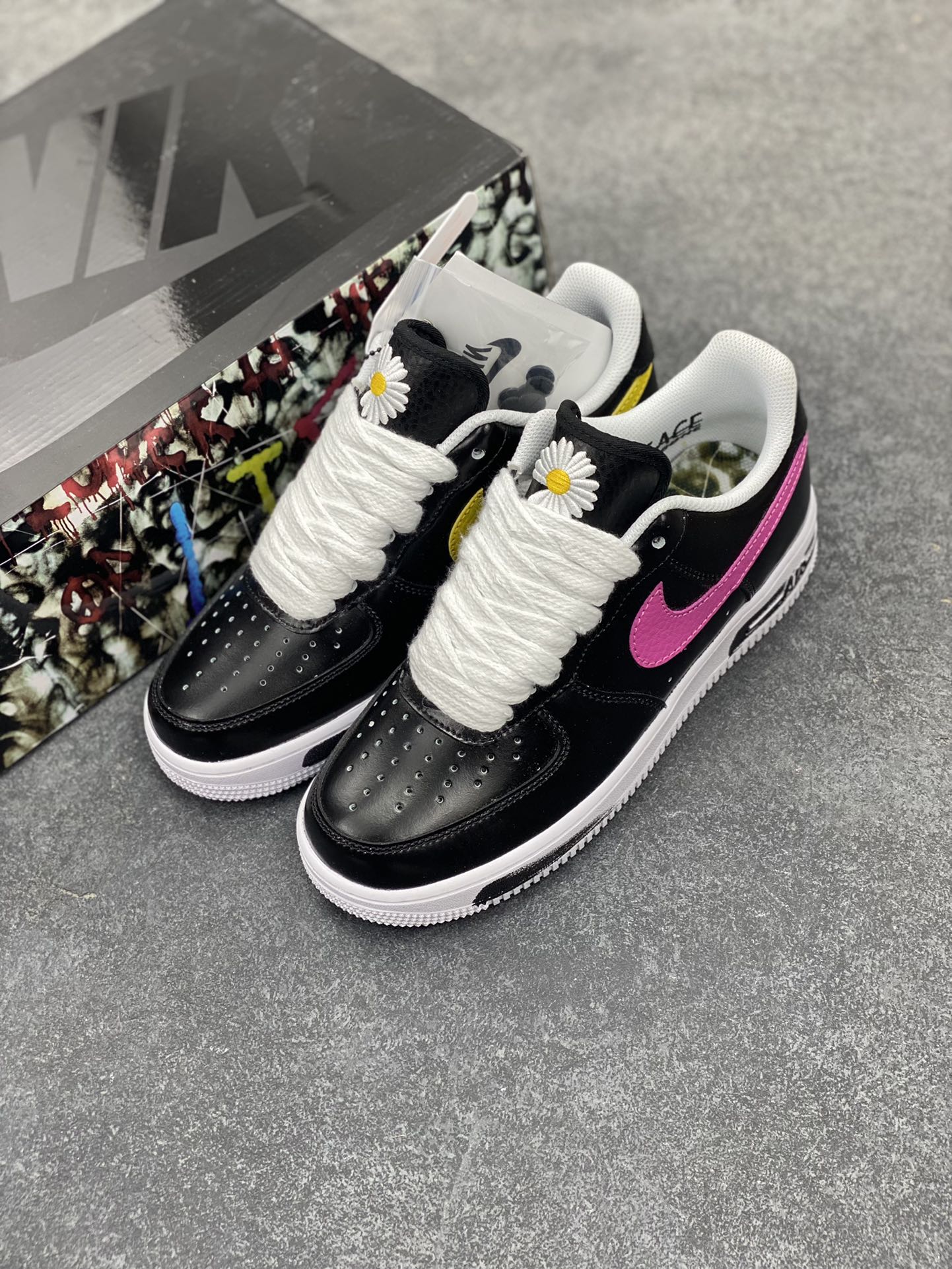 图片[8]-PEACEMINUSONE x Air Force 1 权志龙 4.0 GD主理潮流品牌 PEACEMINUSONE 雏菊 与 NIKE 的最新 AIR FORCE 1 LOW 联名，设计上以经典的黑色鞋面与白色外底外加涂鸦油漆构成低筒鞋身，并以双层鞋面的设定呈现，通过刮刮乐的效果呈现独一无二的定制联名，虽说细节简单，但鞋舌的小花标志表示了独特的身份，在鞋舌内还有 PEACEMINUSONE 字样点缀 货号：AQ3692-004 尺码：36 36.5 37.5 38 38.5 39 40 40.5 41 42 42.5 43 44 44.5 45-选品中心
