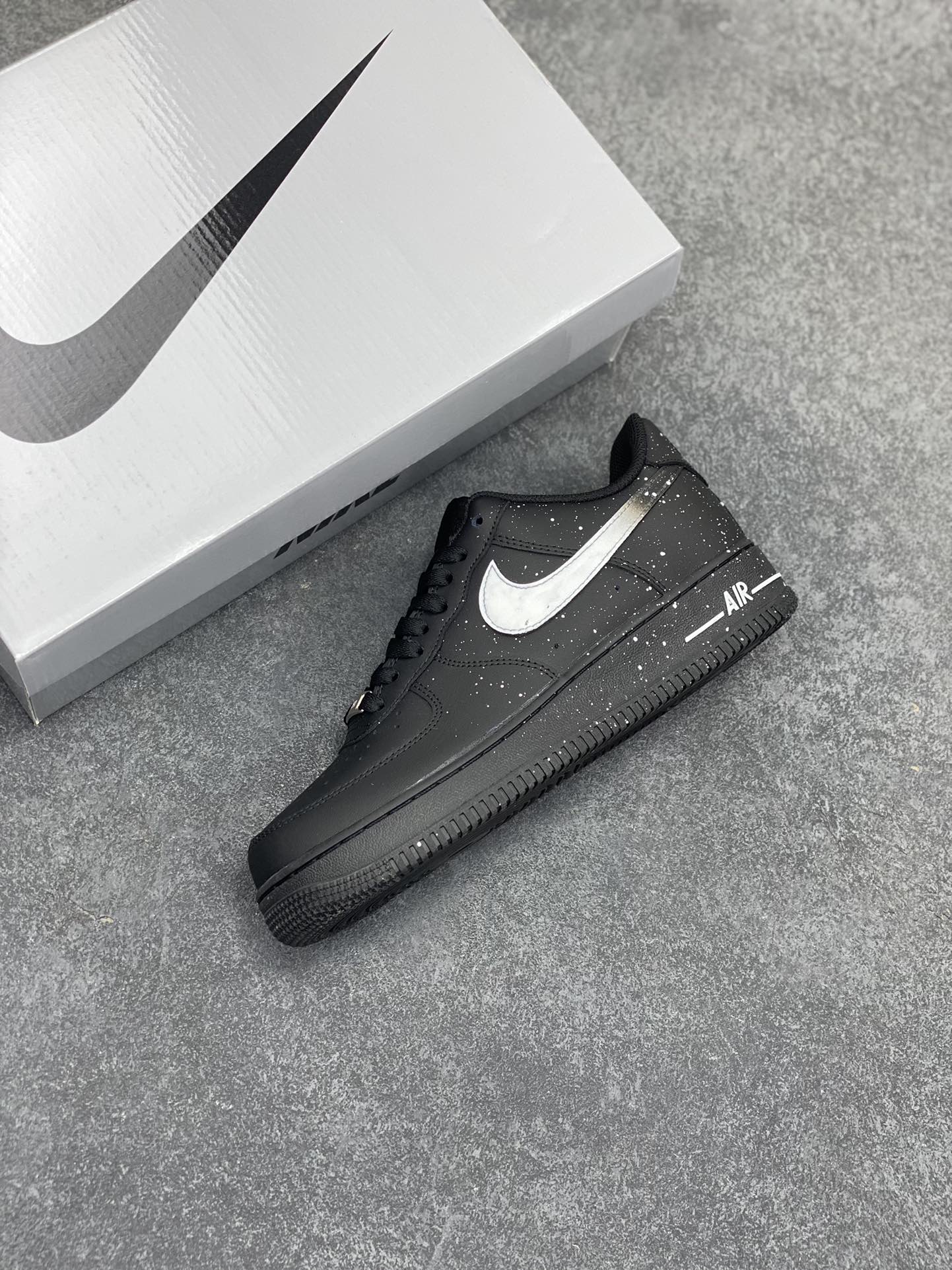 图片[7]-Nike Air Force 1 Low’07 黑泼墨 空军一号低帮休闲板鞋 定制皮料 原厂3D打印 定制鞋盒 原楦原纸板 纯正空军版型 内置全掌气垫 货号：ZH0316-046 尺码：36 36.5 37.5 38 38.5 39 40 40.5 41 42 42.5 43 44 44.5 45-选品中心