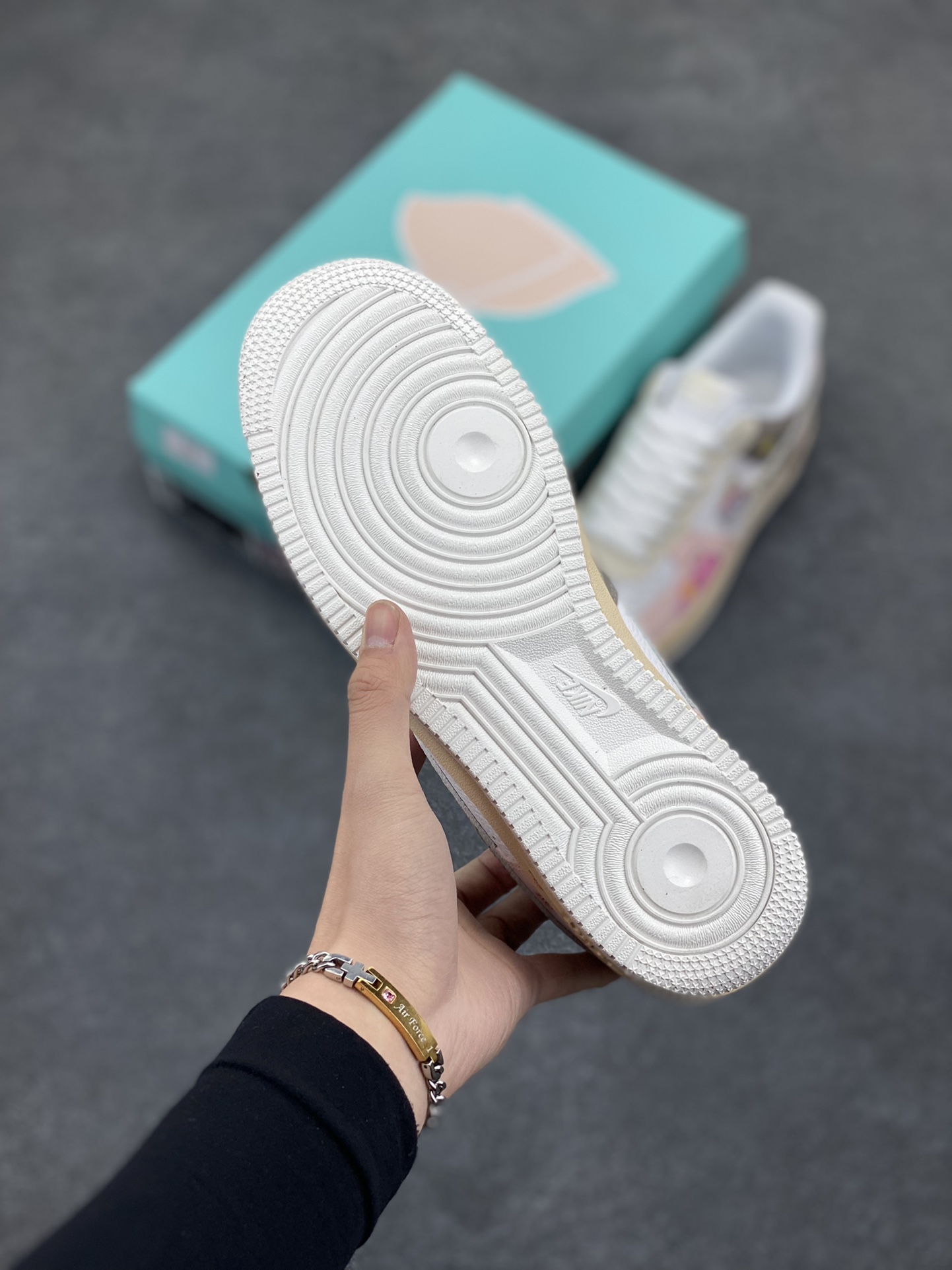 图片[5]-#情人节限定 Nike Air Force 1 “Leopard print skeleton”“豹纹骷髅”空军一号定制板鞋  情人节的夜幕如一块巨大的天鹅绒，街头巷尾，五彩斑斓的霓虹灯闪烁，映照着相拥而行的情侣们，男生都想方设法准备精心的礼物来打动女生，鞋款logo采用深棕与金黄交织的豹纹图案，每一处纹理都细腻而清晰  货号：TY0103-222  尺码：36 36.5 37.5 38 38.5 39 40 40.5 41 42 42.5 43 44 44.5 45-选品中心