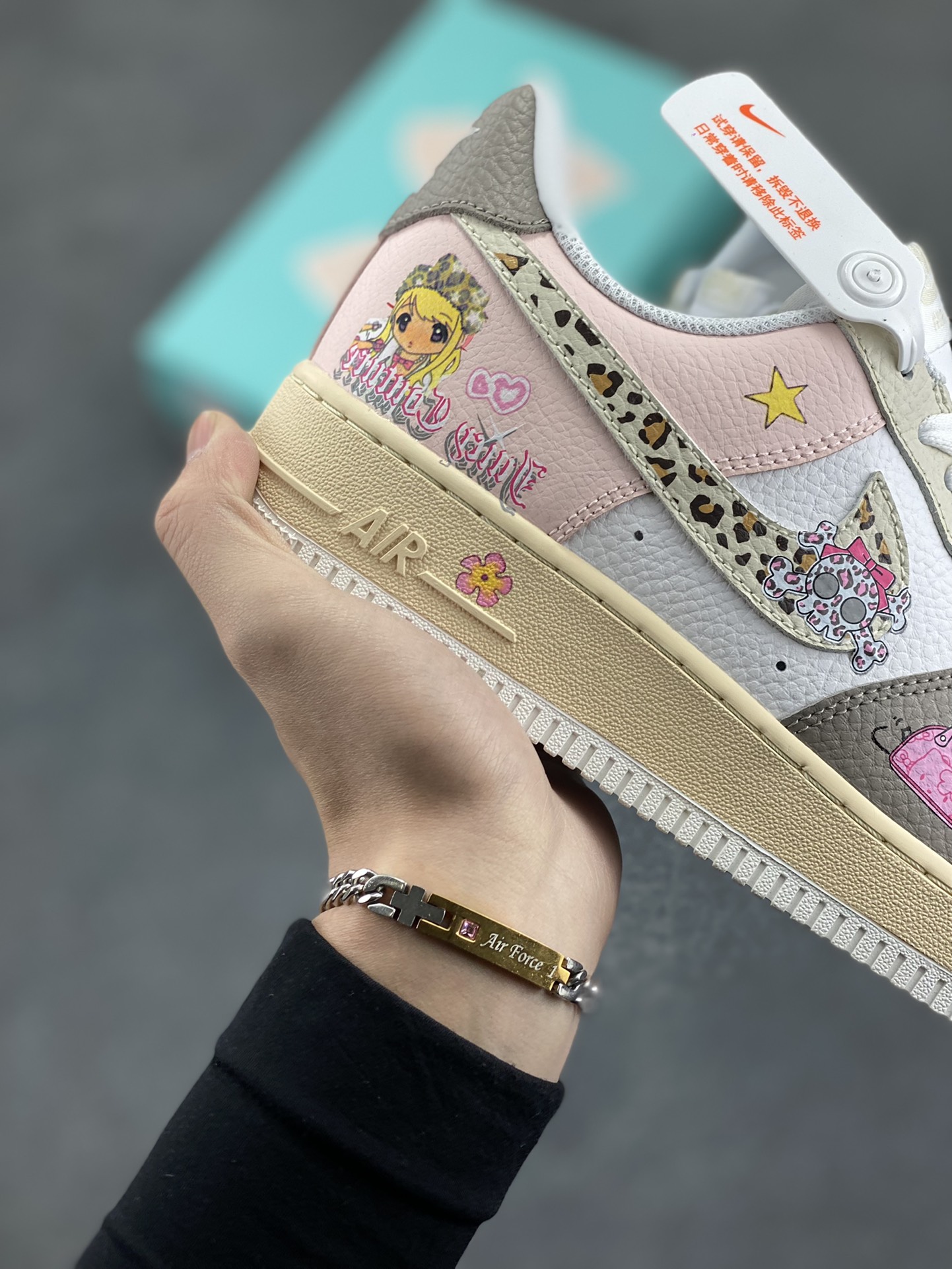 图片[6]-#情人节限定 Nike Air Force 1 “Leopard print skeleton”“豹纹骷髅”空军一号定制板鞋  情人节的夜幕如一块巨大的天鹅绒，街头巷尾，五彩斑斓的霓虹灯闪烁，映照着相拥而行的情侣们，男生都想方设法准备精心的礼物来打动女生，鞋款logo采用深棕与金黄交织的豹纹图案，每一处纹理都细腻而清晰  货号：TY0103-222  尺码：36 36.5 37.5 38 38.5 39 40 40.5 41 42 42.5 43 44 44.5 45-选品中心