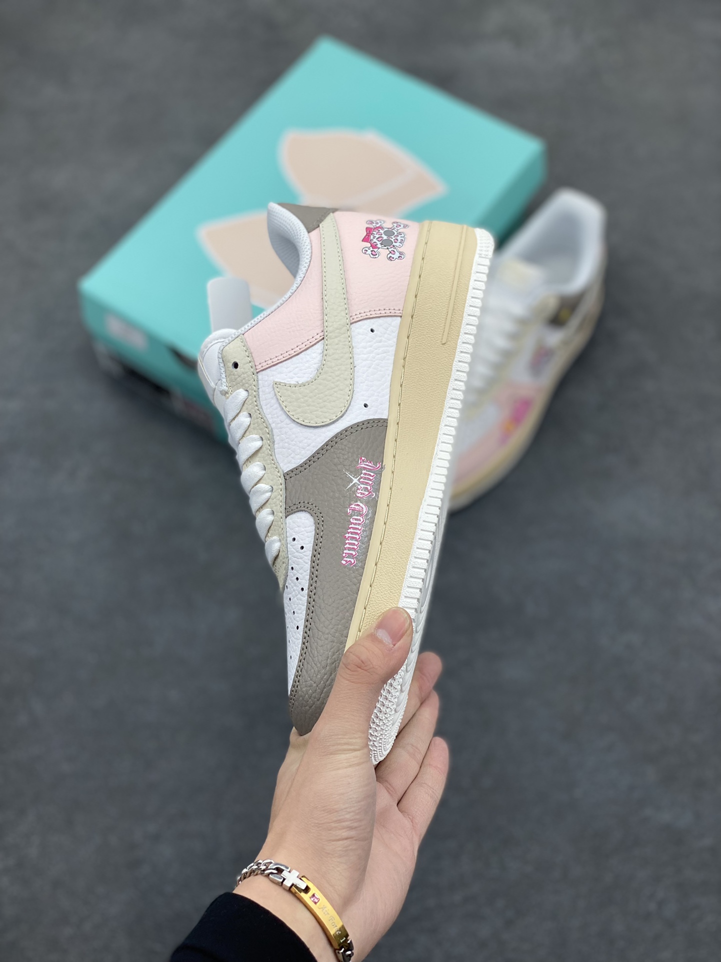 图片[3]-#情人节限定 Nike Air Force 1 “Leopard print skeleton”“豹纹骷髅”空军一号定制板鞋  情人节的夜幕如一块巨大的天鹅绒，街头巷尾，五彩斑斓的霓虹灯闪烁，映照着相拥而行的情侣们，男生都想方设法准备精心的礼物来打动女生，鞋款logo采用深棕与金黄交织的豹纹图案，每一处纹理都细腻而清晰  货号：TY0103-222  尺码：36 36.5 37.5 38 38.5 39 40 40.5 41 42 42.5 43 44 44.5 45-选品中心