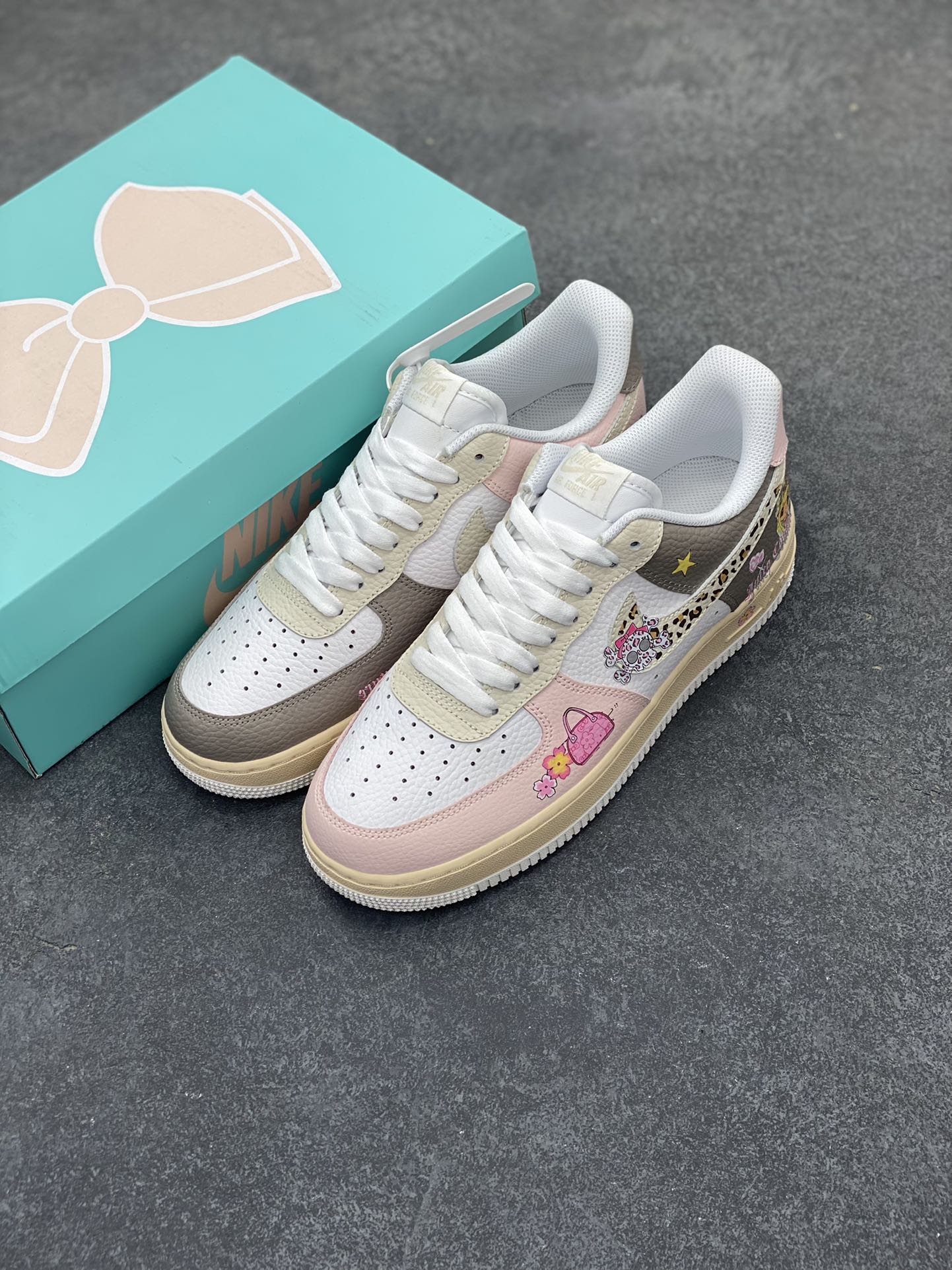 图片[8]-#情人节限定 Nike Air Force 1 “Leopard print skeleton”“豹纹骷髅”空军一号定制板鞋  情人节的夜幕如一块巨大的天鹅绒，街头巷尾，五彩斑斓的霓虹灯闪烁，映照着相拥而行的情侣们，男生都想方设法准备精心的礼物来打动女生，鞋款logo采用深棕与金黄交织的豹纹图案，每一处纹理都细腻而清晰  货号：TY0103-222  尺码：36 36.5 37.5 38 38.5 39 40 40.5 41 42 42.5 43 44 44.5 45-选品中心